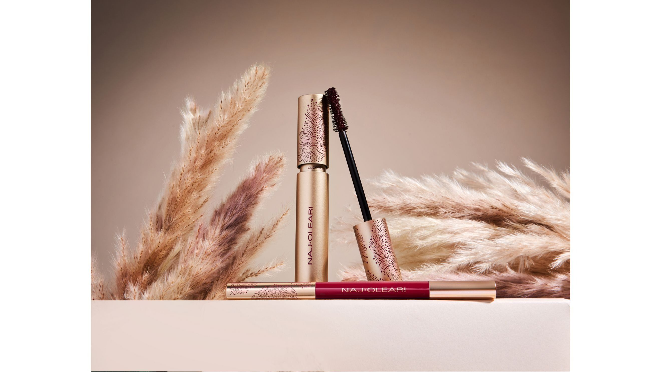 Burgundy Silk Eye Pencil e Click On Me Extra Volume Mascara vestono lo sguardo in un’originale sfumatura burgundy 