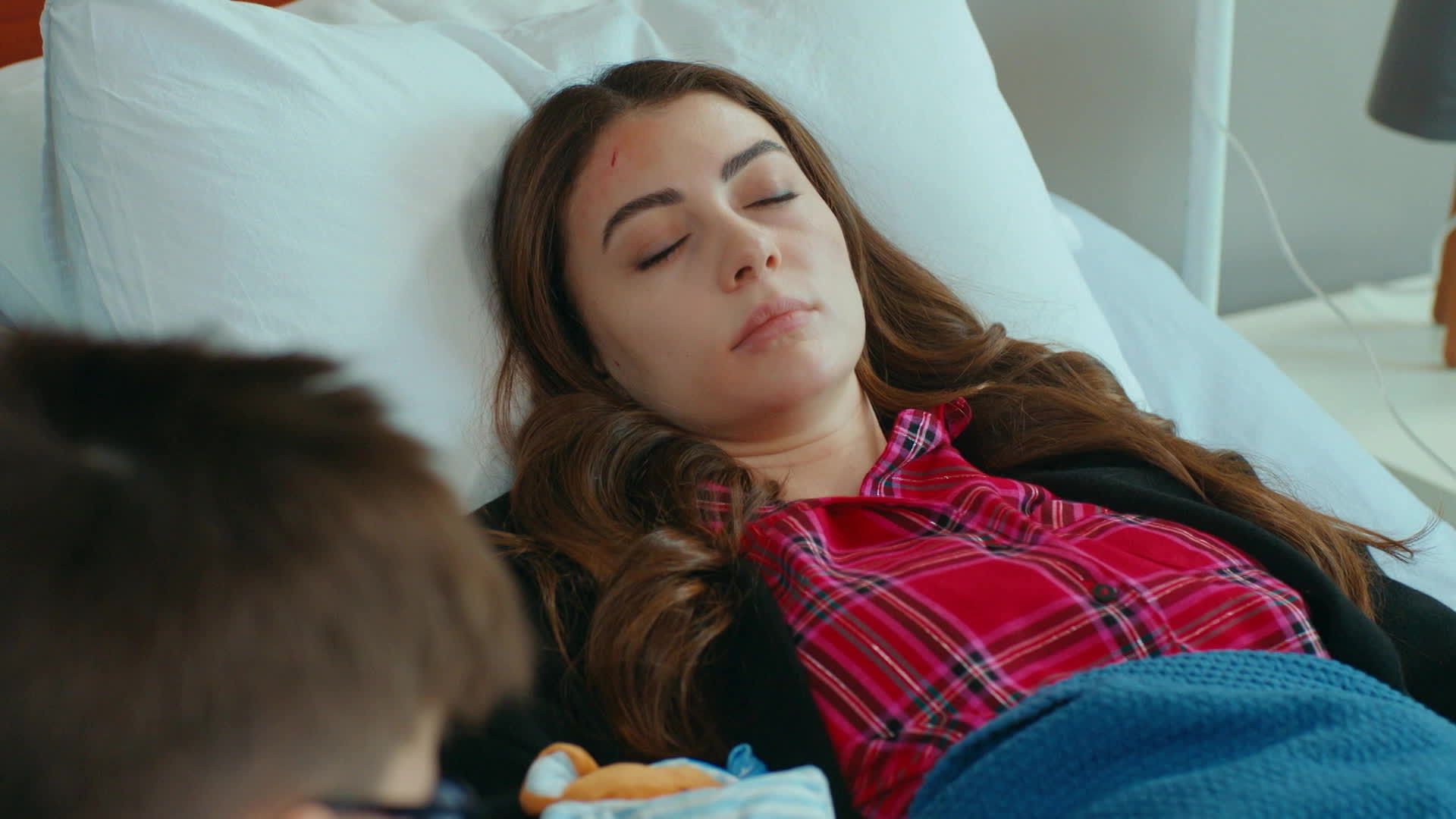 Esra in una scena di Love, Reason, Get even