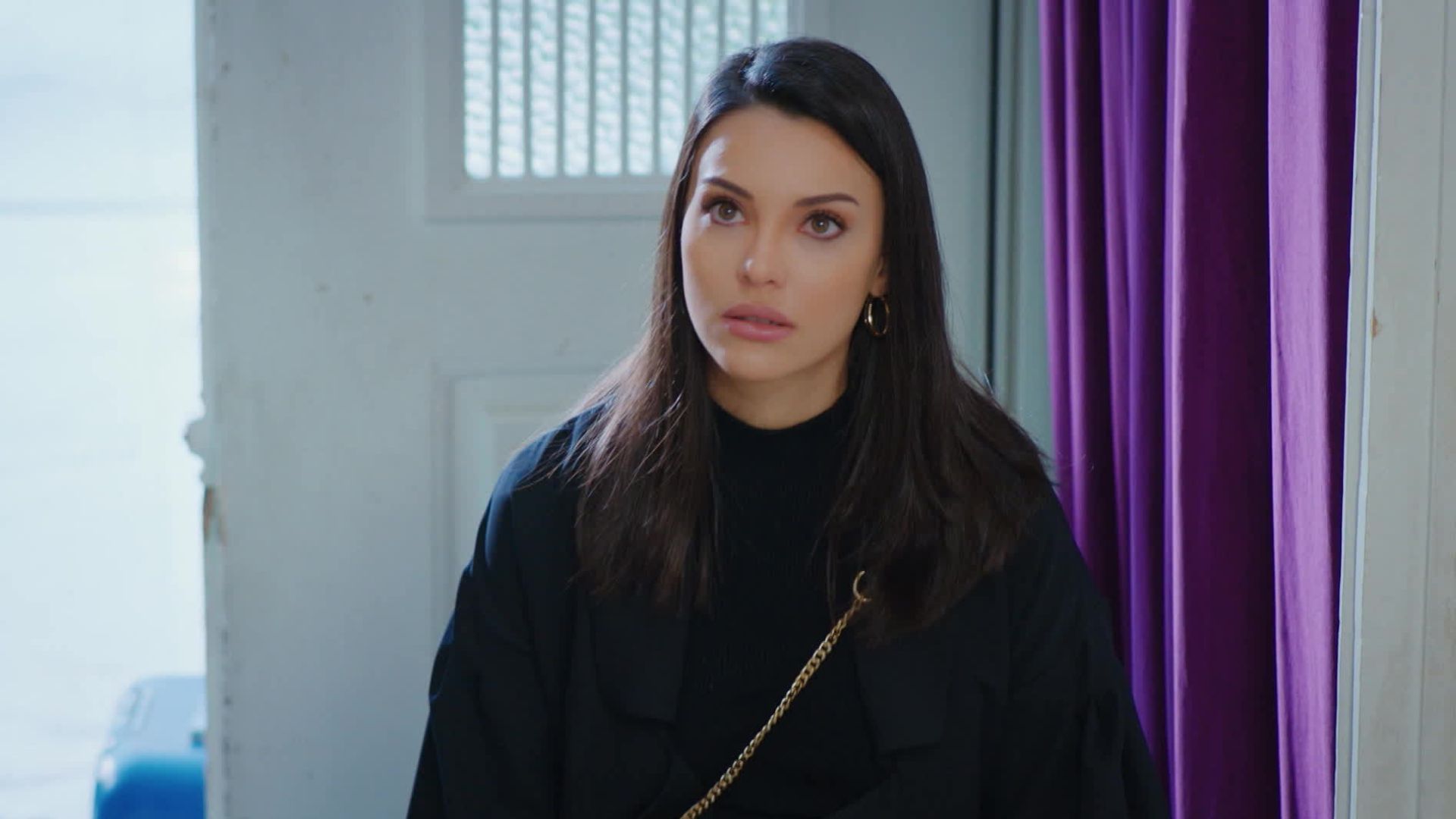 Tuvana Turkay (Leyla) in una scena di Forbidden Fruit 3.