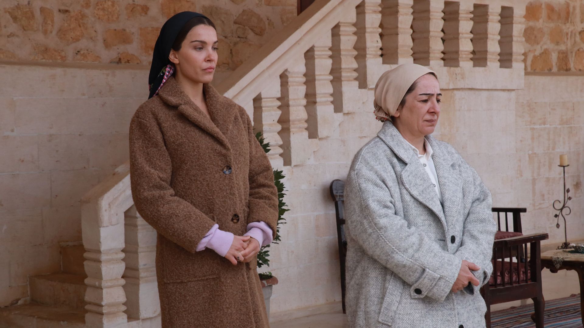 Yaren Guldiken (Pakize) e Zeynep Kankonde (Ummu) in una scena di Far away