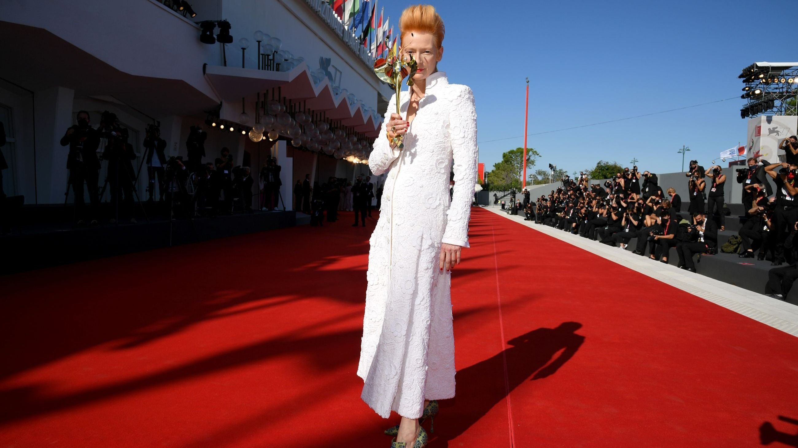 Tilda Swinton sul carpet della 77esima mostra del Cinema di Venezia - Credits Getty Images 