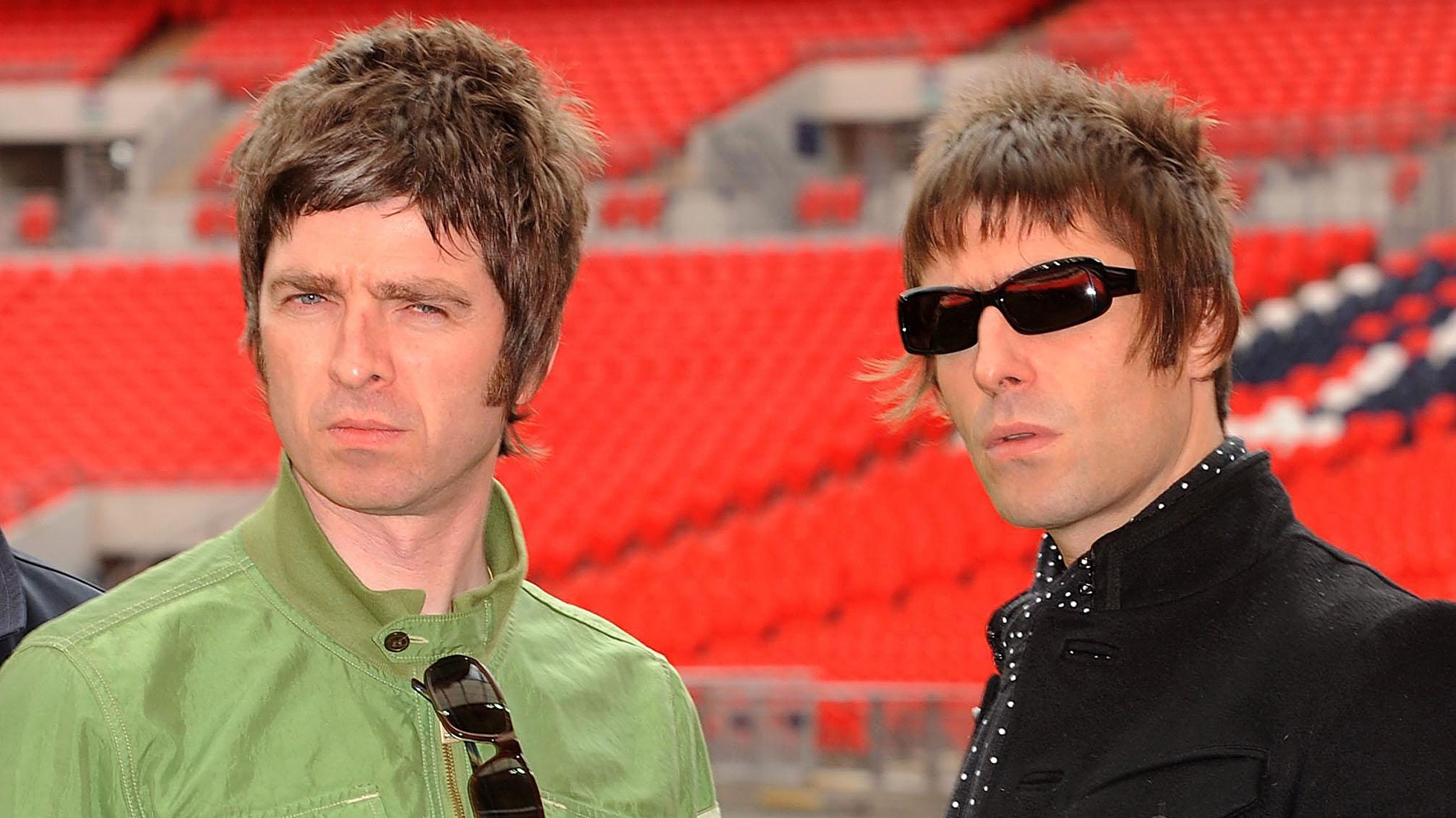  Noel Gallagher e Liam Gallagher degli Oasis posano al Wembley Stadium il 16 ottobre 2008 a Londra, Inghilterra - Credits: Getty Images