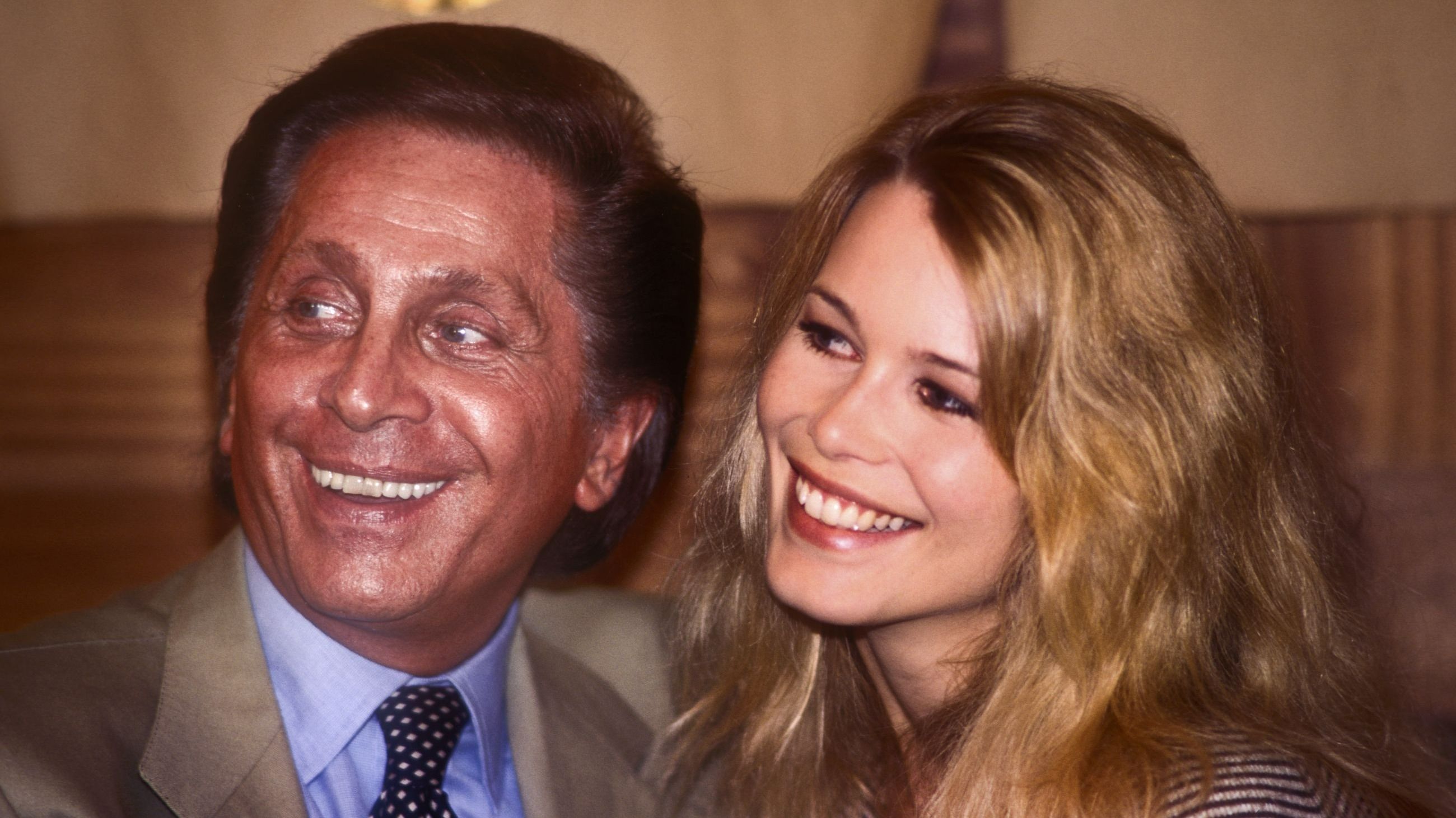 Valentino e Claudia Schiffer insieme, nel 1994, all’Hotel Ritz di Parigi - Credits Agf