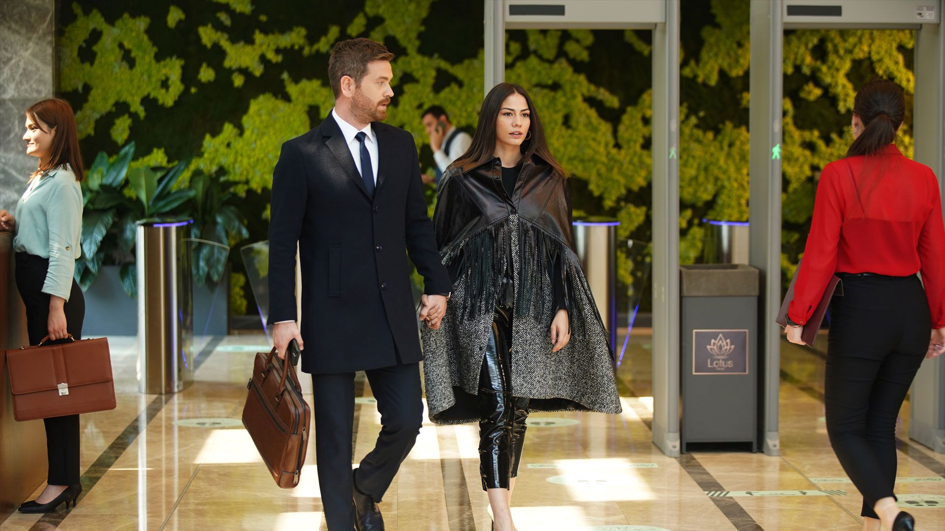 Engin Öztürk (Baris) e Demet Özdemir (Zeynep) in una scena di My home my destiny 2