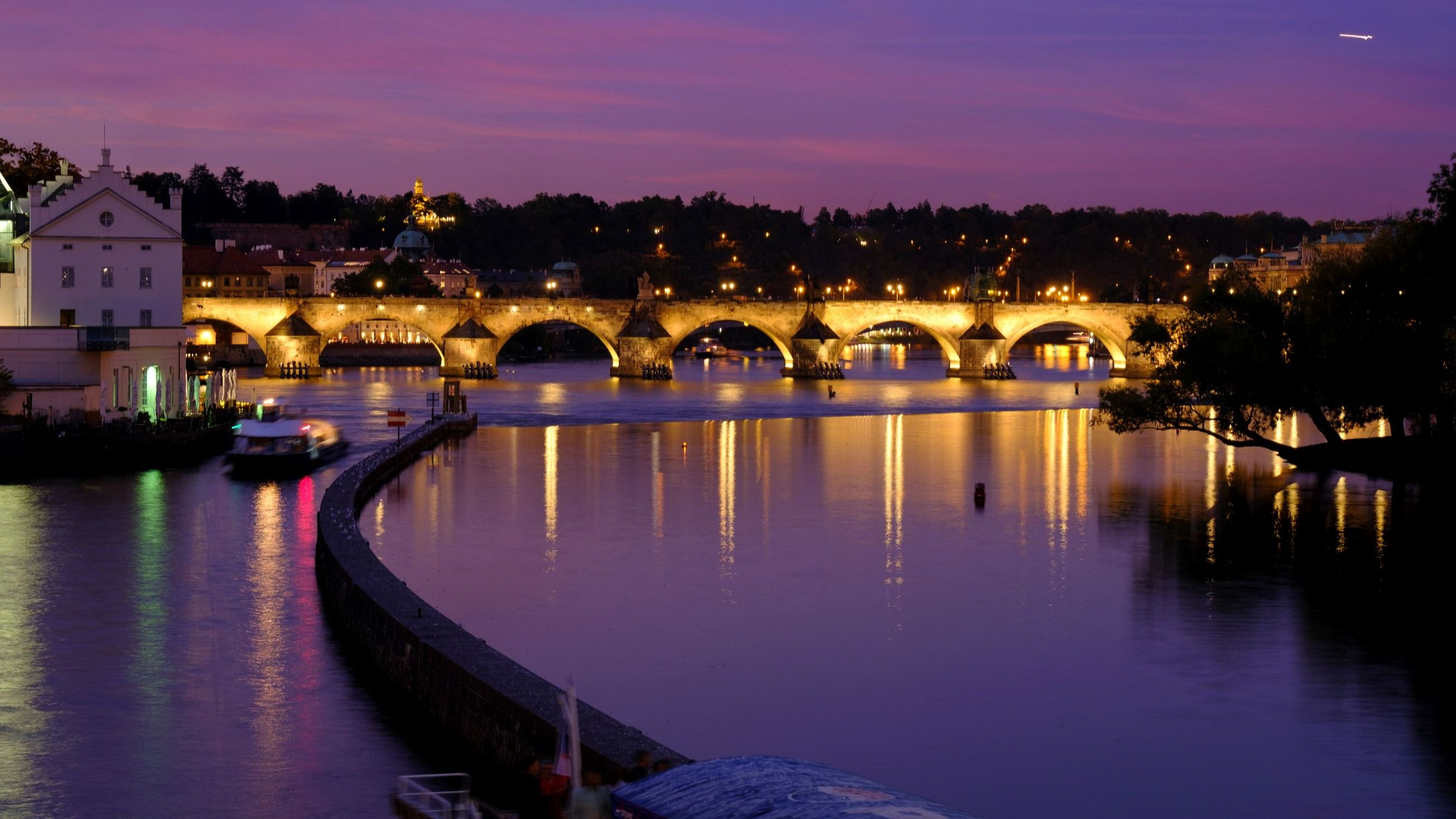 Il Ponte Carlo e la Moldava (Vltava) dal Ponte della Legione di notte, Praga - Credits Getty Images 