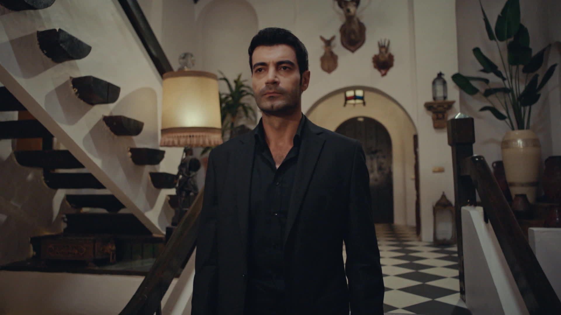Gulcemal in una scena de La rosa della vendetta
