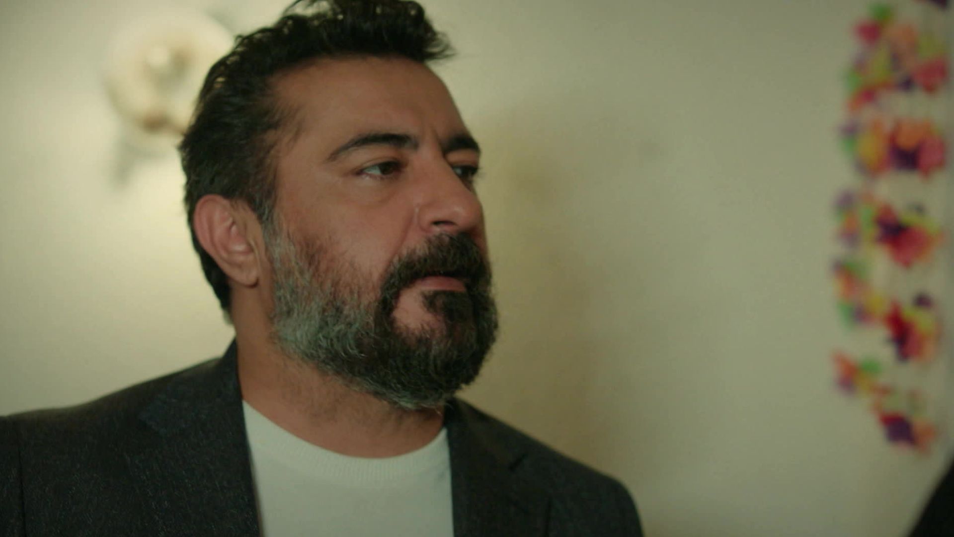 Celil Nalçakan (Akif) in una scena di Tutto per la mia famiglia 2