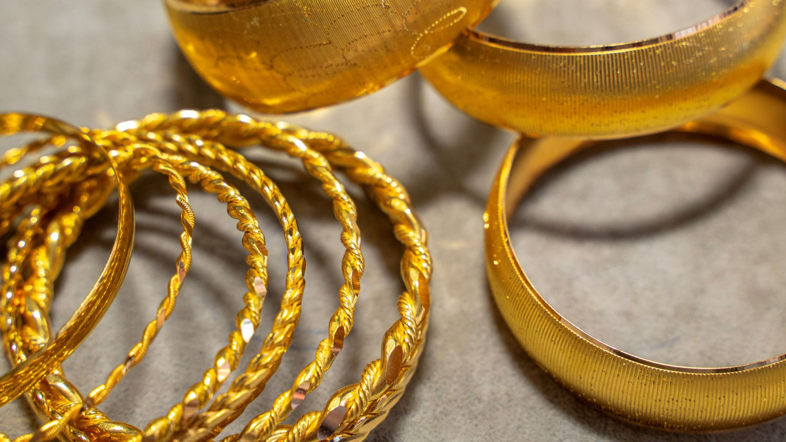 I bracciali rigidi, chiamati anche bangle, con i loro riflessi ed il suono metallico che li caratterizza sono bijoux perfetti per rendere speciali gli abbinamenti più diversi