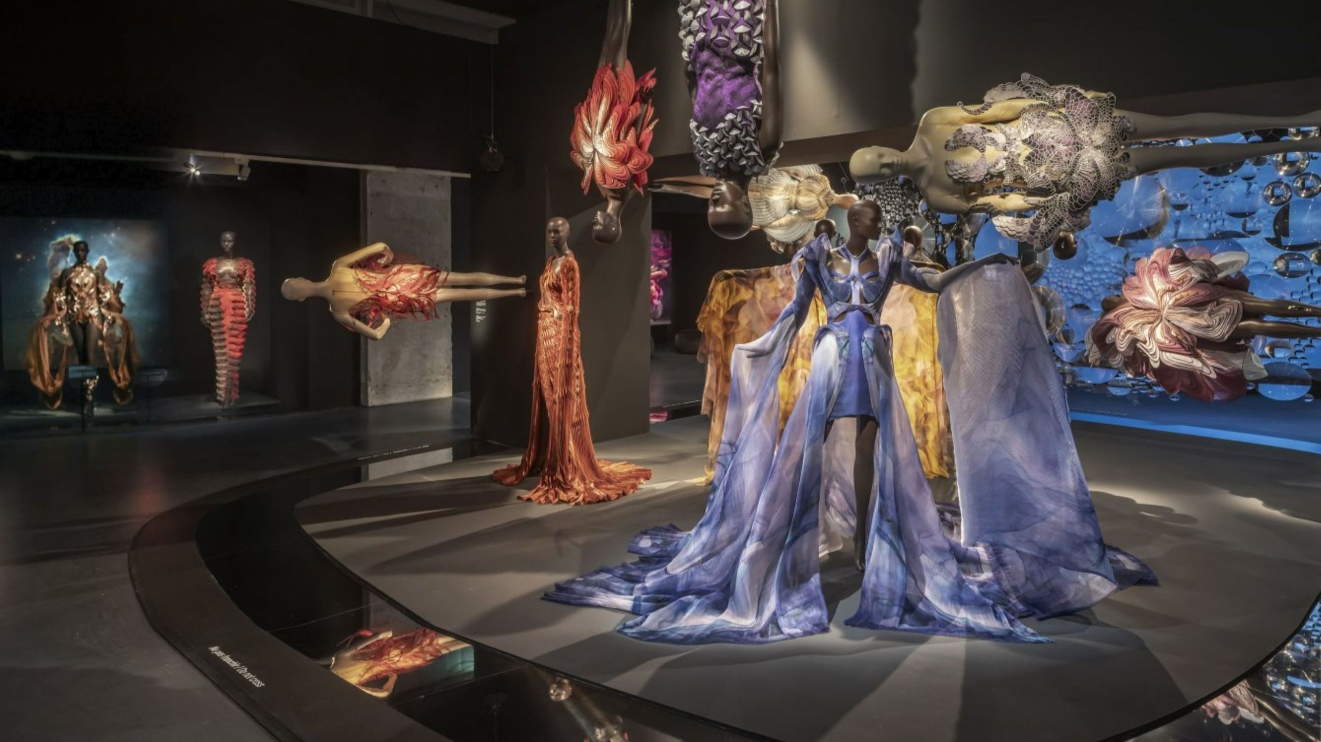 Immagine dalla mostra “Iris Van Herpen - Sculpting the Senses ” presso la Kunsthal Rotterdam fino al 1° marzo 2026 - Courtesy Press Office