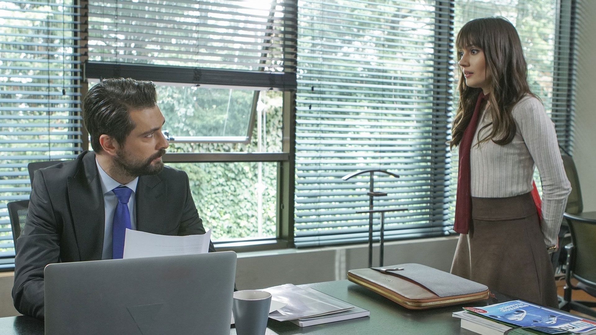 Sevda Erginci (Zeynep Yılmaz) e Onur Tuna (Alihan Taşdemir) in una scena di Forbidden Fruit