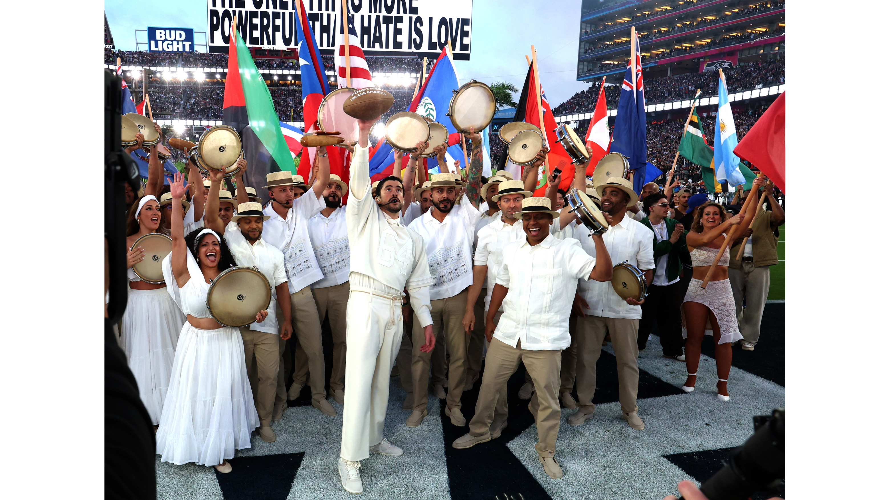 Il momento dell'ingresso di Bad Bunny per la performance all'Halftime Show durante il Super Bowl 2026. (Crediti: Getty)
