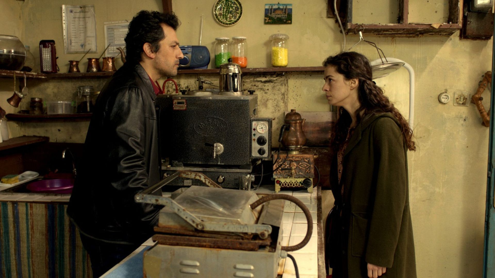 Feyyaz Duman (Arif) e Özge Özpirinçci (Bahar) in La forza di una donna