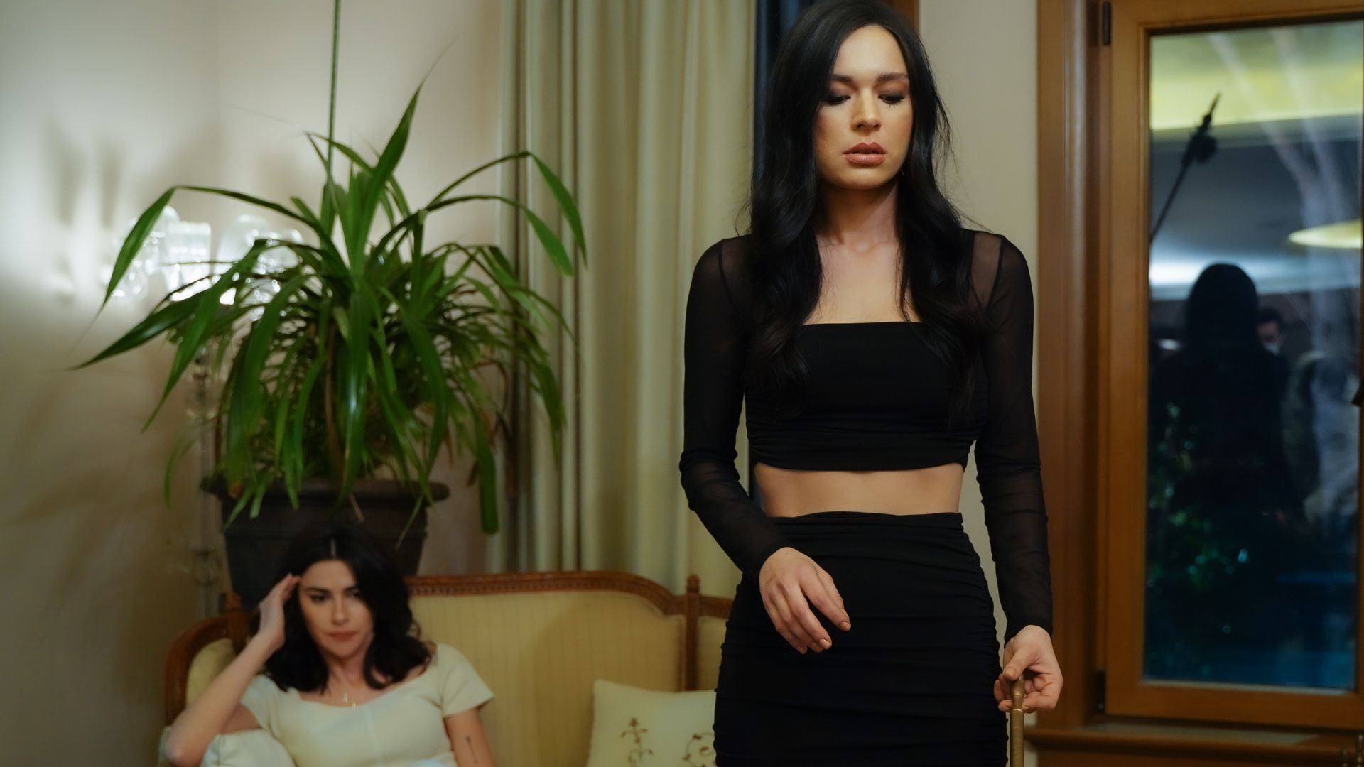 Nesrin Cavadzade (Sahika) e Safak Pekdemir (Zehra) in una scena di Forbidden Fruit 4
