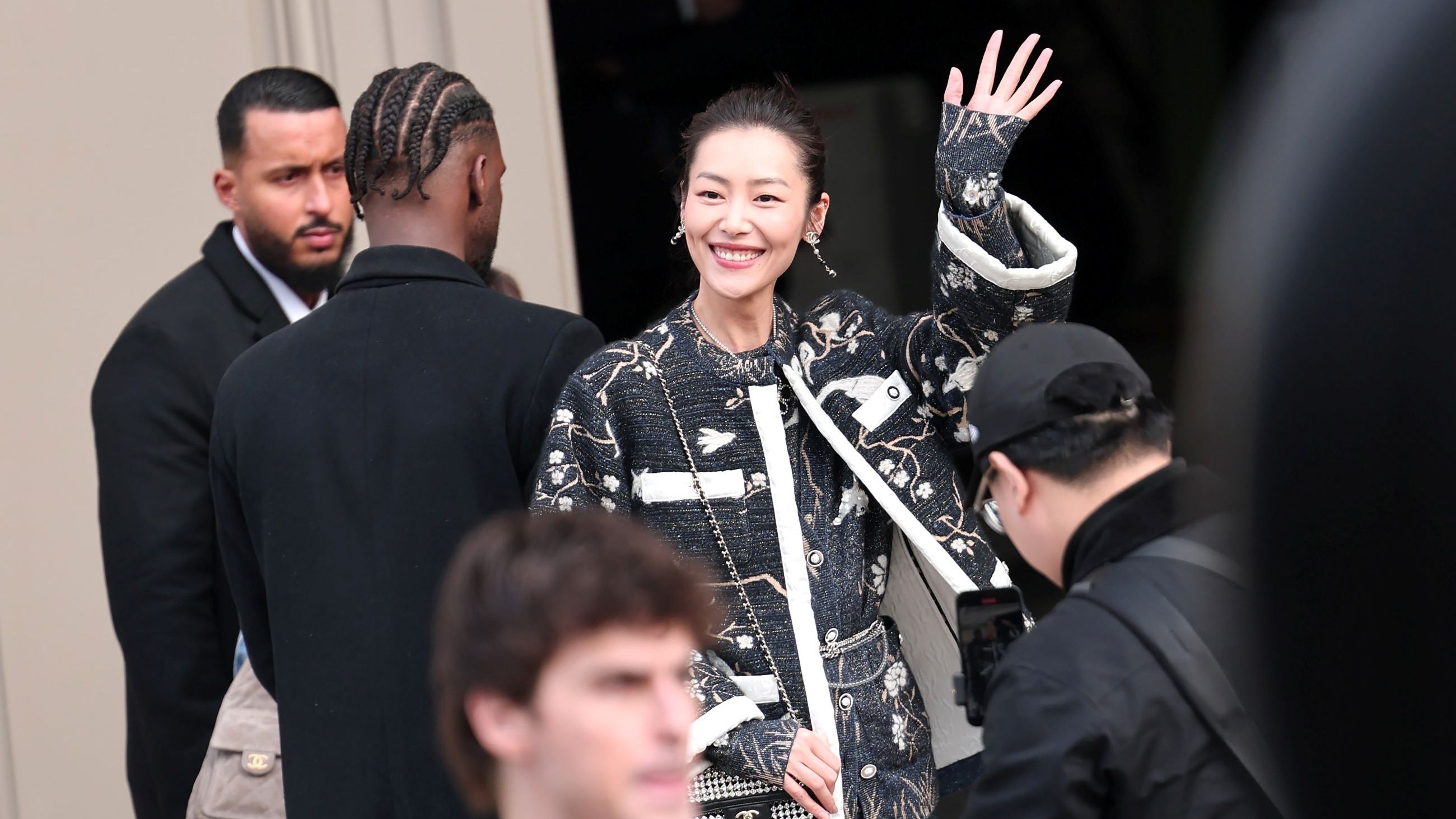 Liu Wen all’ingresso dell’ultima sfilata di Chanel durante la Paris Fashion Week - Womenswear Fall/Winter 2025-2026. Credits: Getty Images
