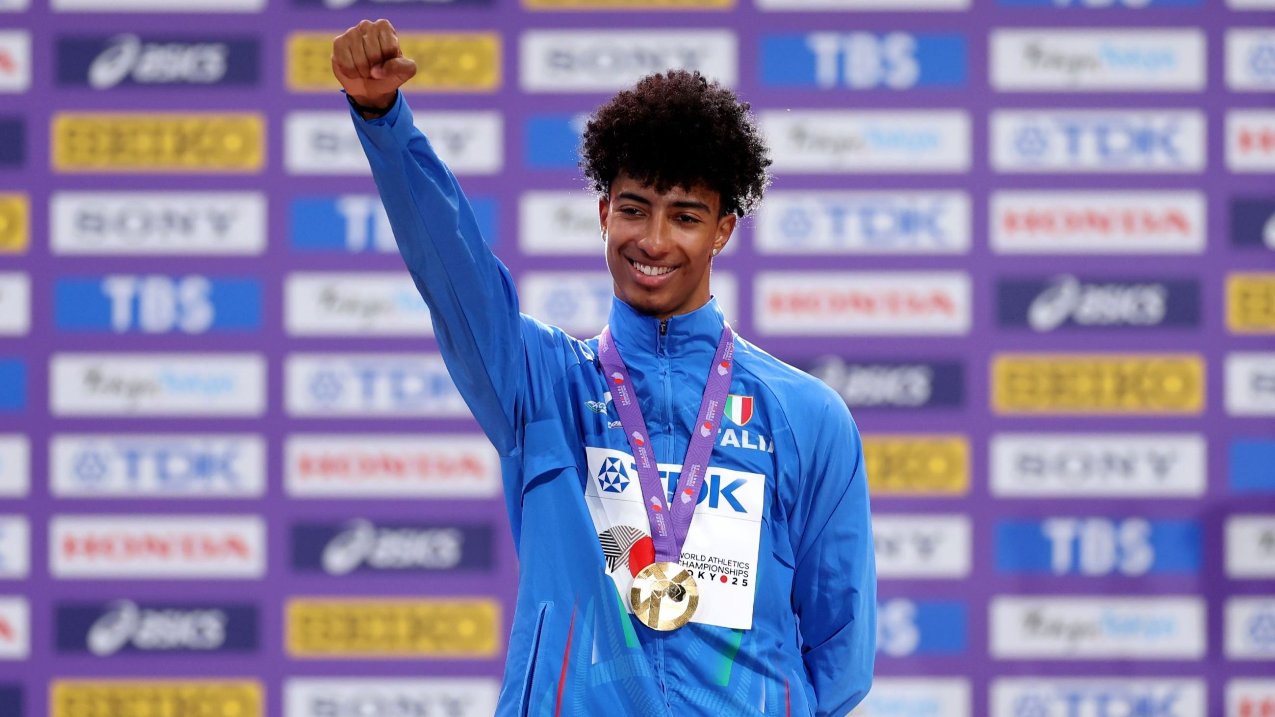 Il medagliato d’oro Mattia Furlani della squadra italiana saluta dal podio durante la cerimonia della medaglia del salto in lungo maschile nel sesto giorno dei Campionati mondiali di atletica Tokyo 2025 al National Stadium il 18 settembre 2025 a Tokyo, Giappone - Credits: Getty Images
