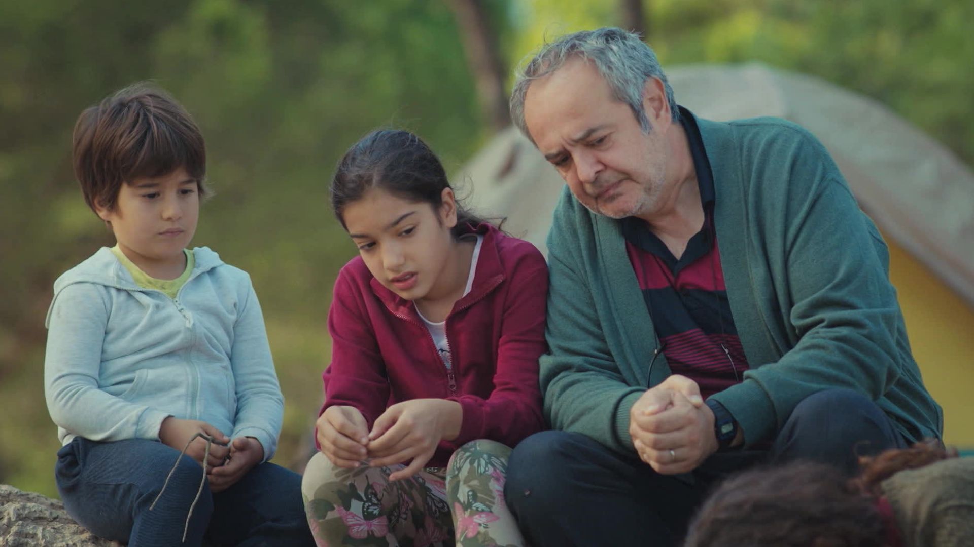 Doruk, Nisan e Enver in una scena de La forza di una donna 3