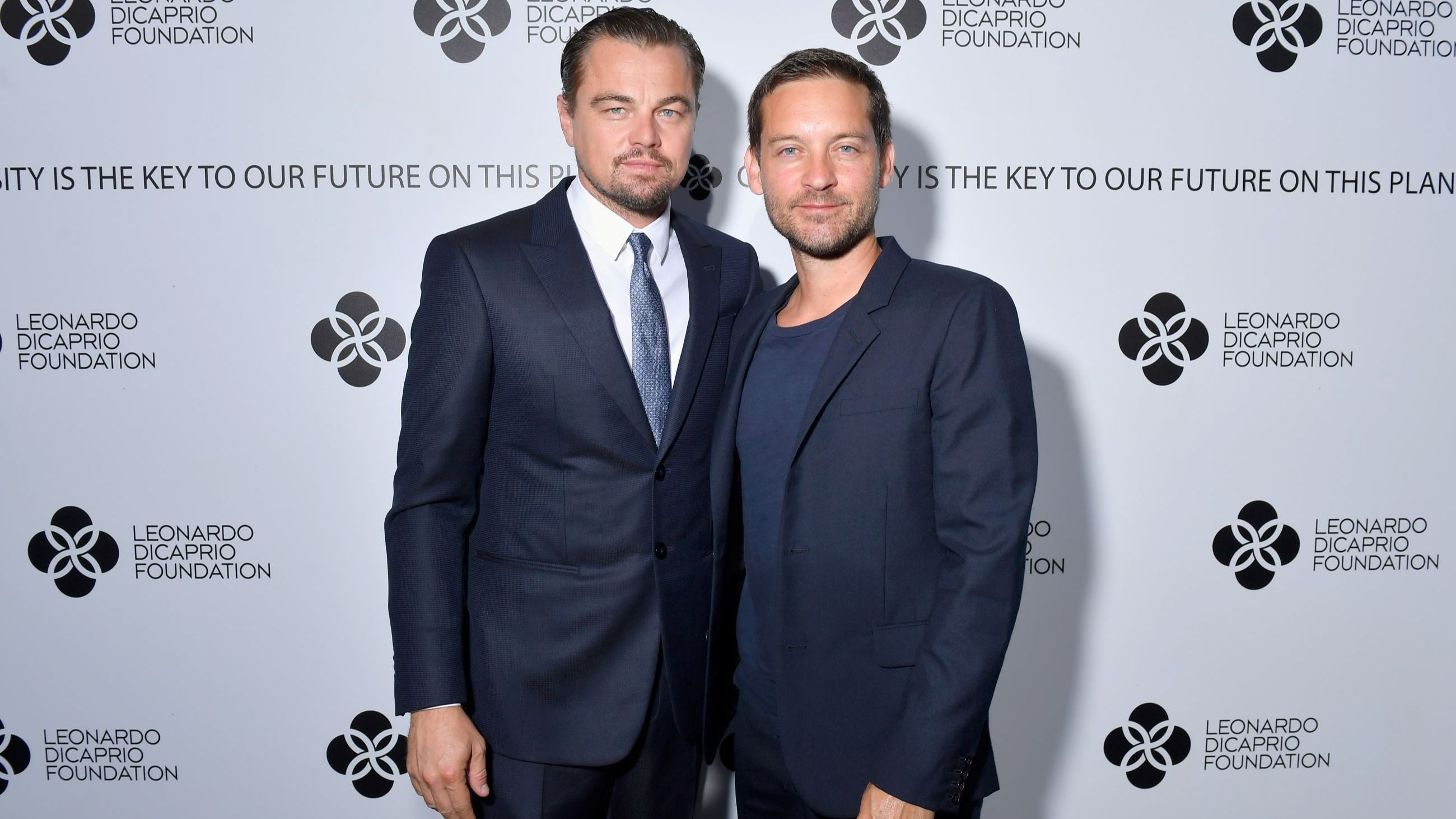 Leonardo DiCaprio e Tobey Maguire partecipano al ricevimento con cocktail in occasione del 4° Gala annuale di Saint-Tropez della Leonardo DiCaprio Foundation, tenutosi presso il Domaine Bertaud Belieu il 26 luglio 2017 a Saint-Tropez, in Francia - Credits: Getty Images