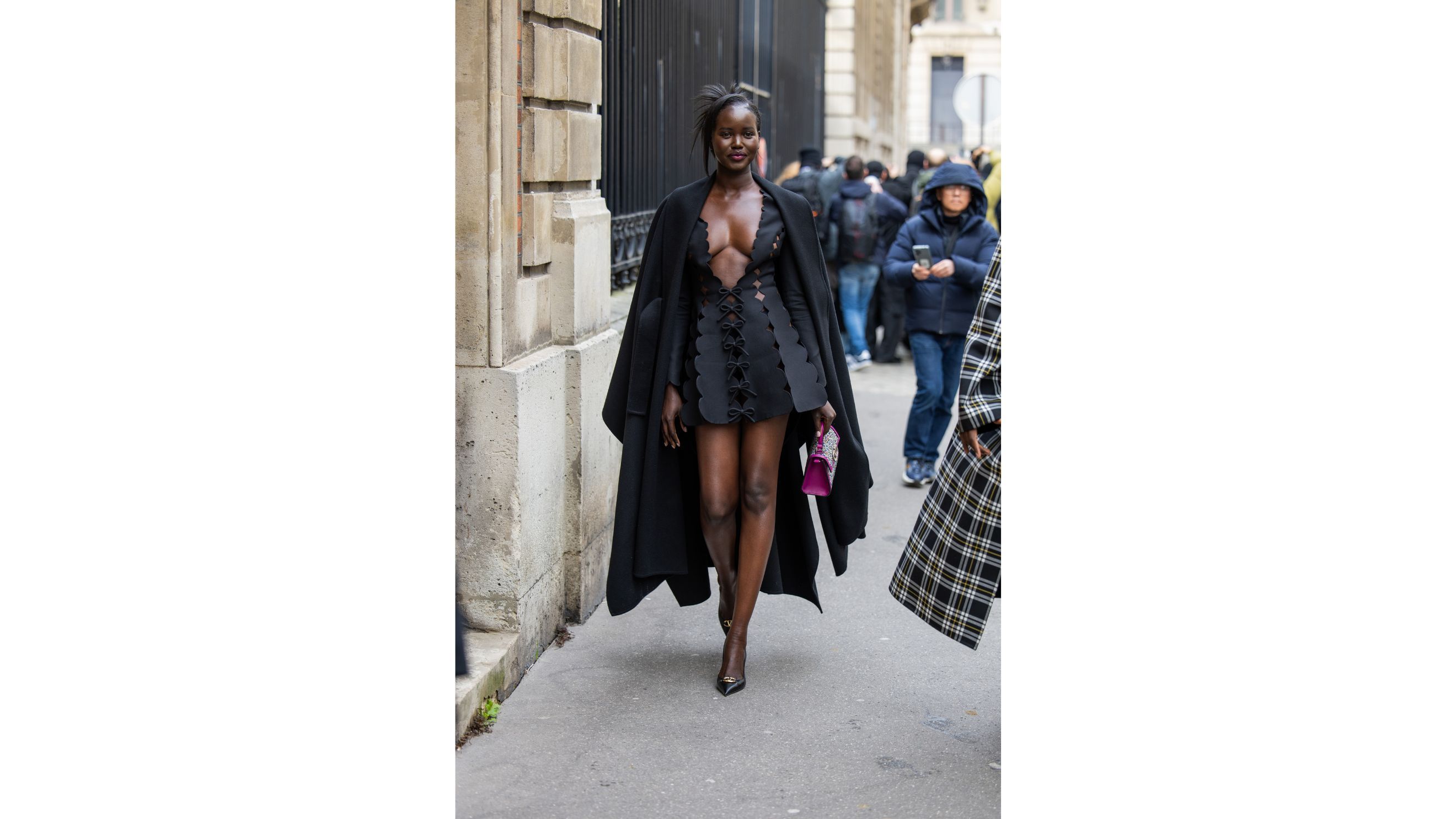 Adut Akech tra le strade di Parigi in occasione dell’ultima Fashion Week 
Credit: Getty Images
