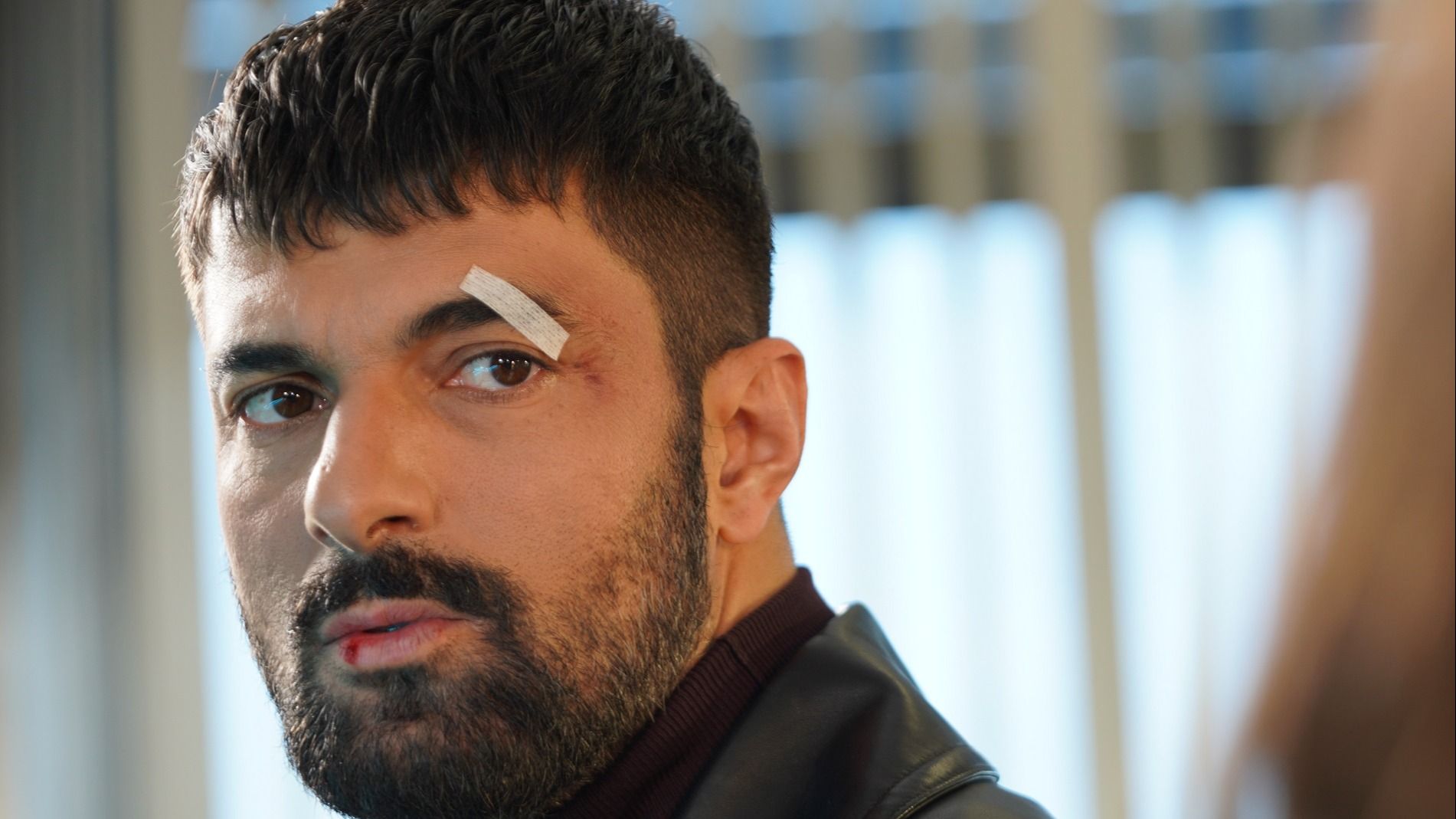 Engin Akyurek (Tahir) in Io sono Farah