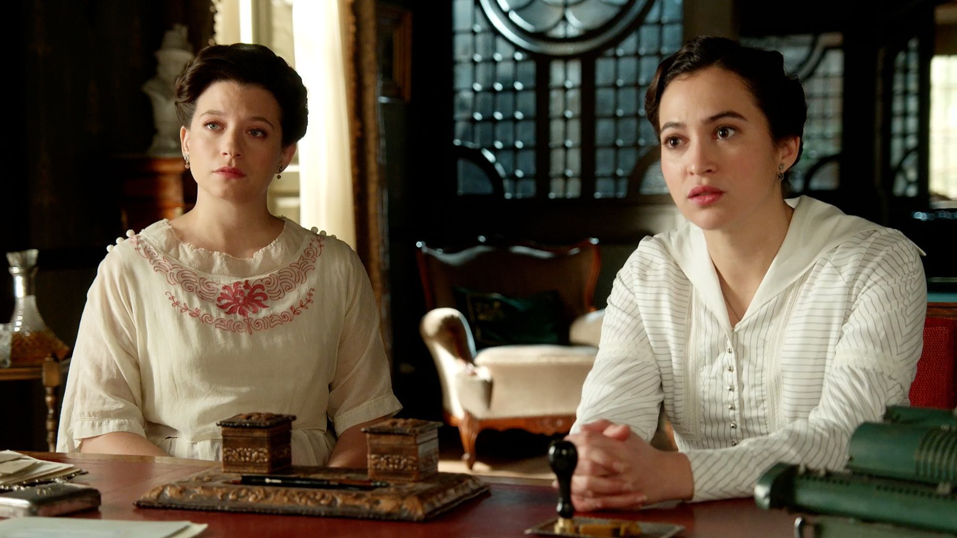 Amparo Pinero (Martina Lujan) e Carmen Asecas (Catalina Lujan) in una scena de La Promessa.