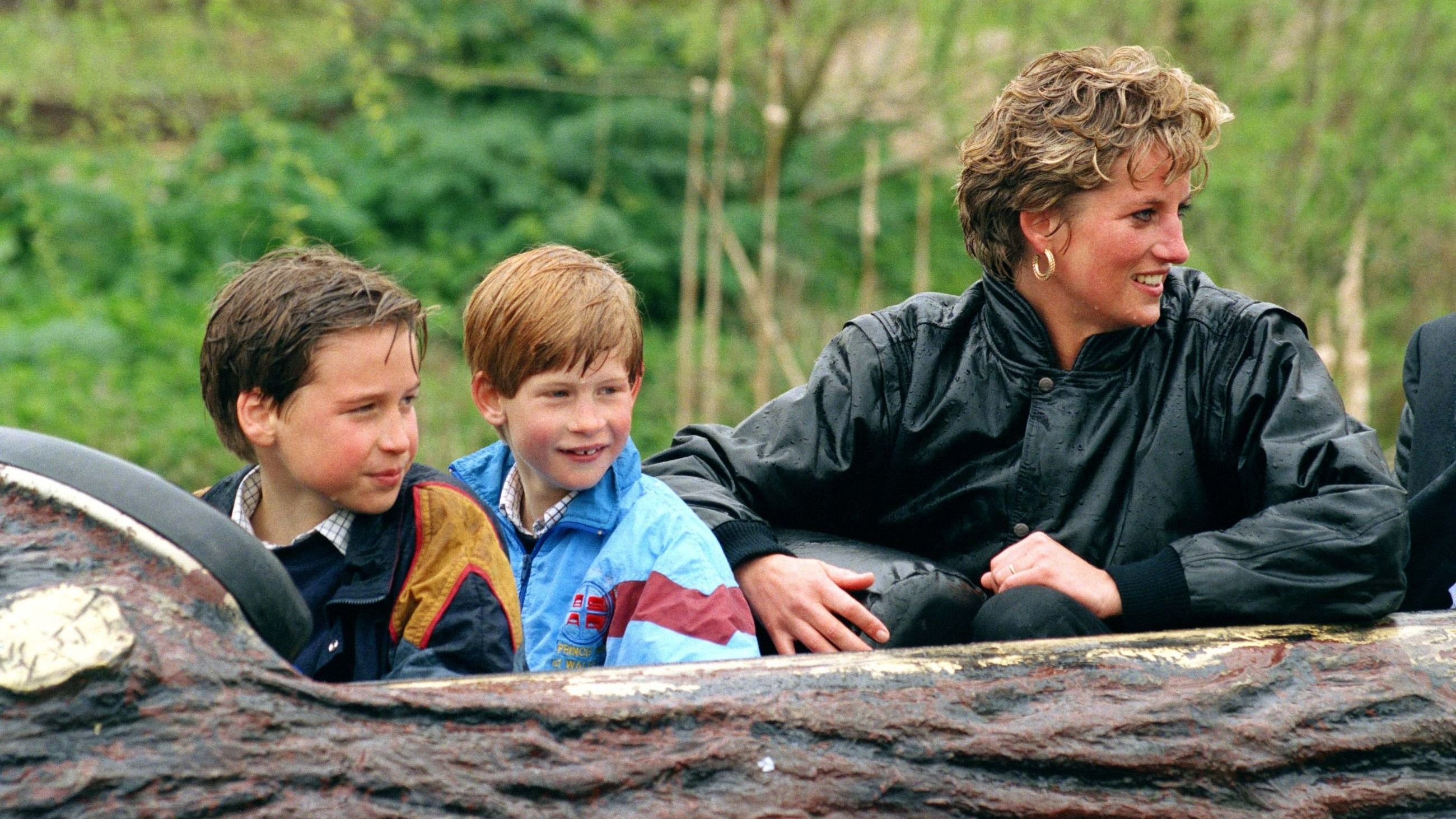 Diana, Principessa del Galles, il Principe William e il Principe Harry visitano il parco divertimenti «Thorpe Park» - Credits: Getty Images
