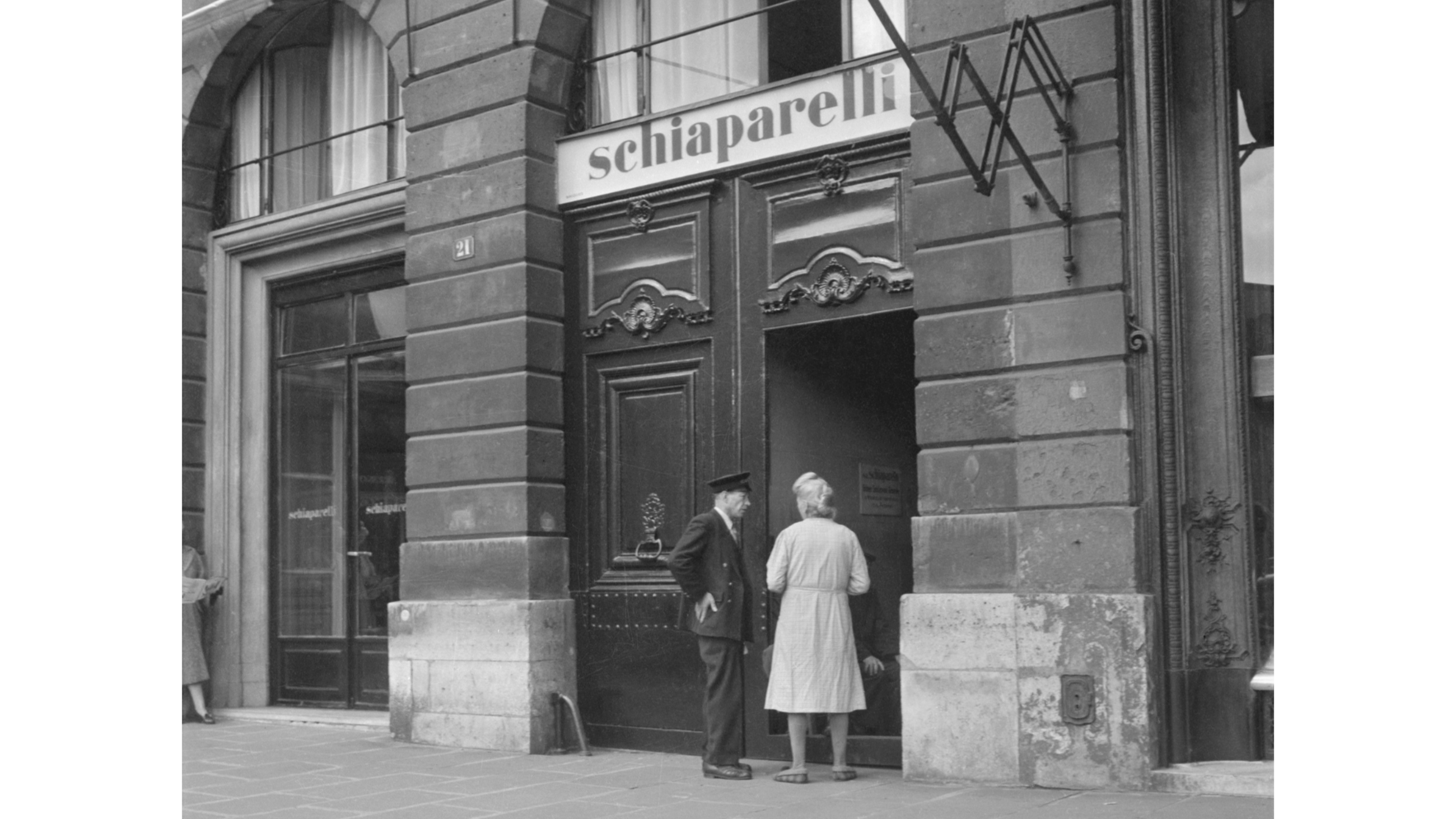 Ingresso del Salone Schiaparelli al numero 21 di Place Vendome a Parigi. Credits: Getty Images
