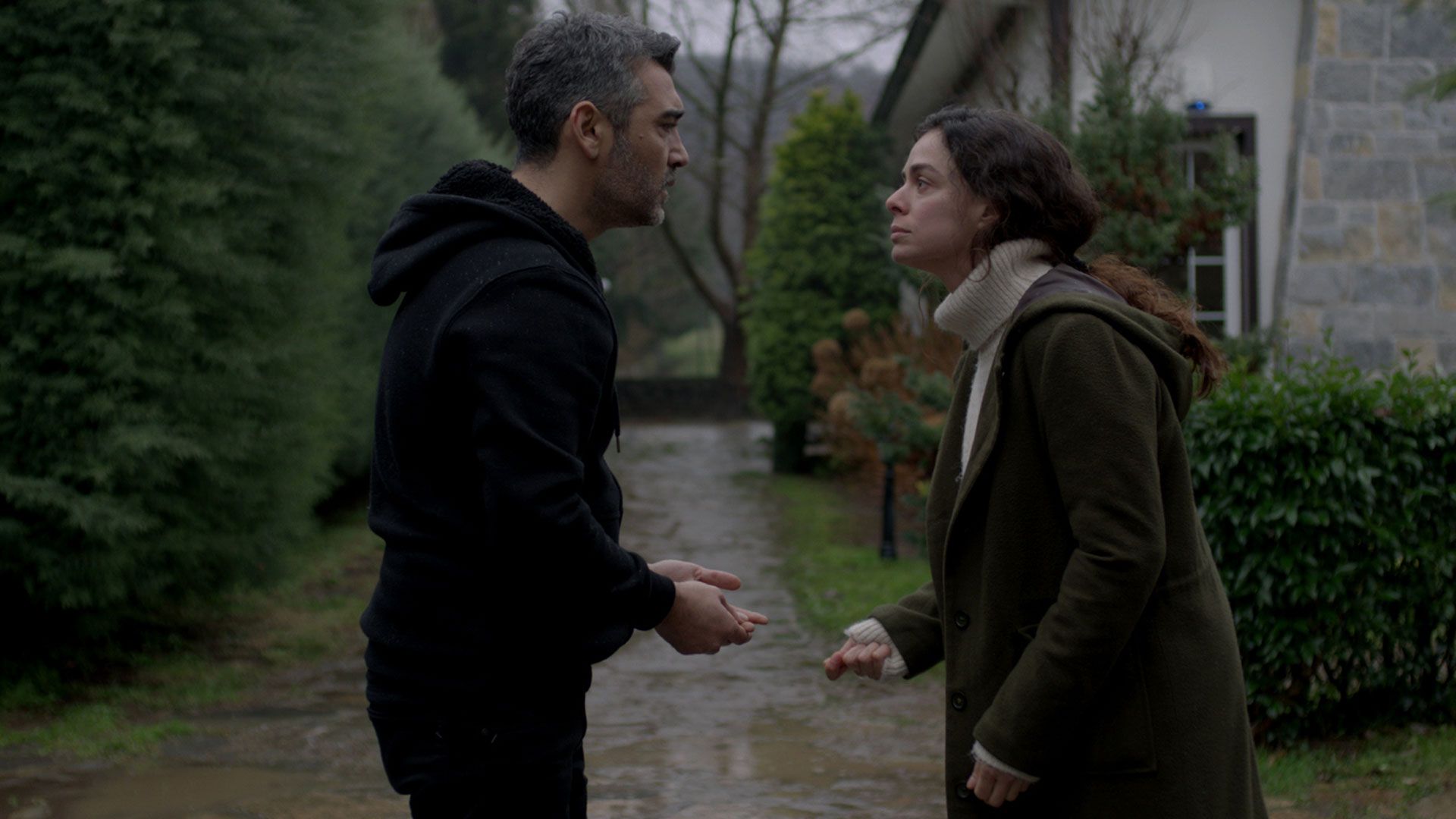 Caner Cindoruk (Sarp Çesmeli), Özge Özpirinçci (Bahar Çesmeli) in una scena di La forza di una donna 2