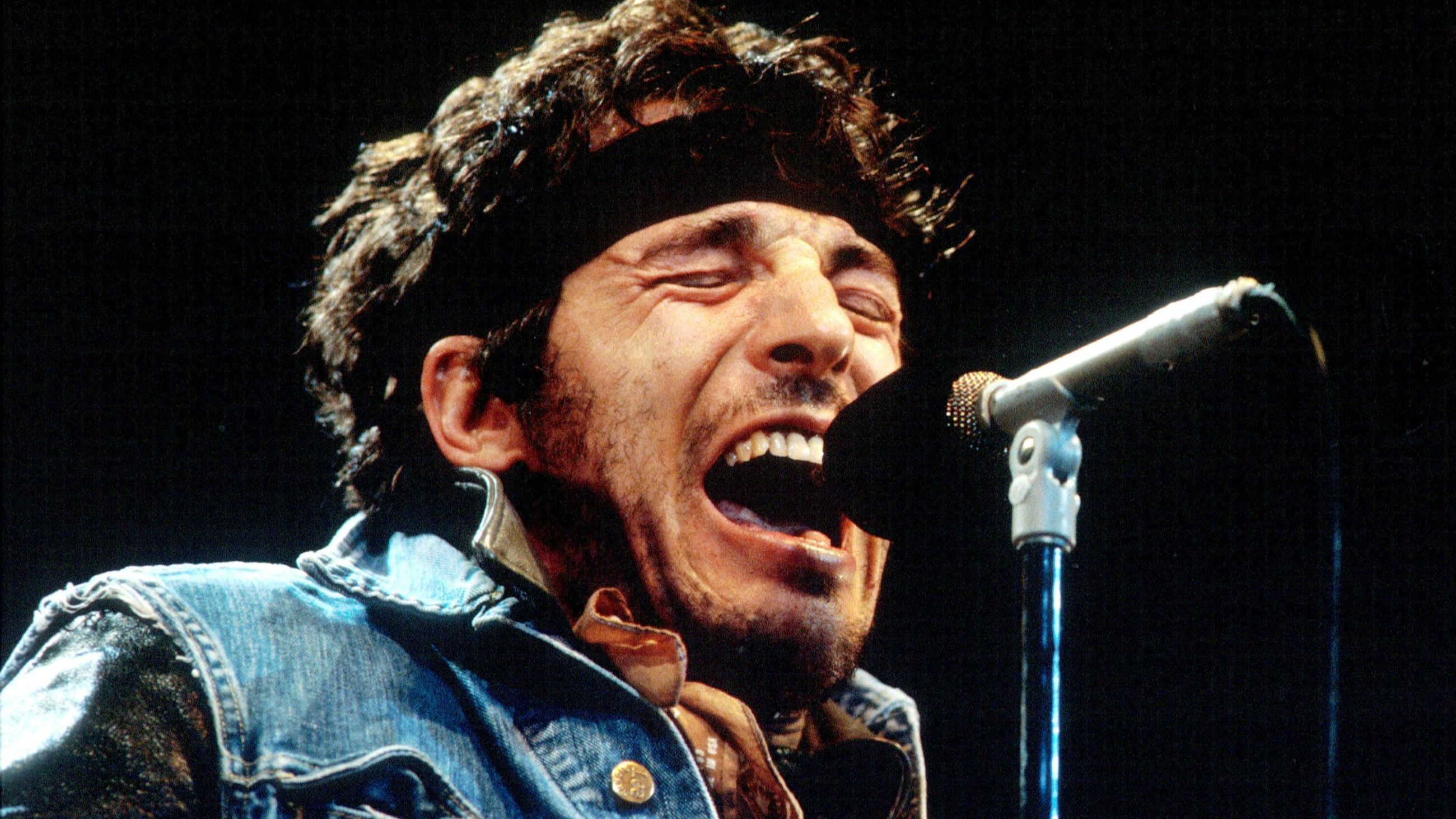 Bruce Springsteen si esibisce durante l'ultimo concerto del tour “Born in the U.S.A.” del 1985, il 2 ottobre 1985 a Los Angeles, California - Credits Getty Images