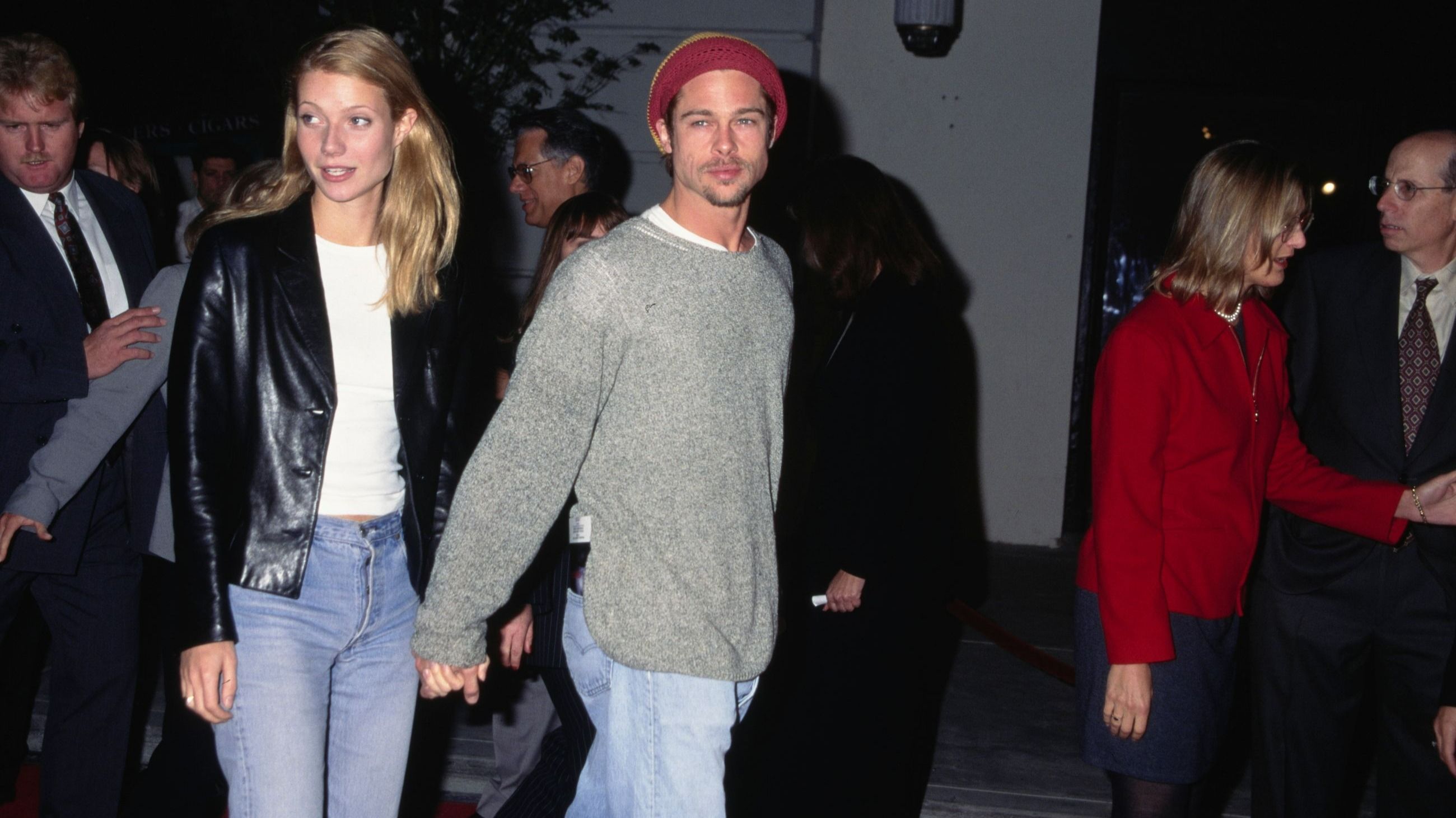 Gwyneth Paltrow indossa una giacca di pelle nera sopra una maglietta bianca e dei jeans - Credits Getty Images 