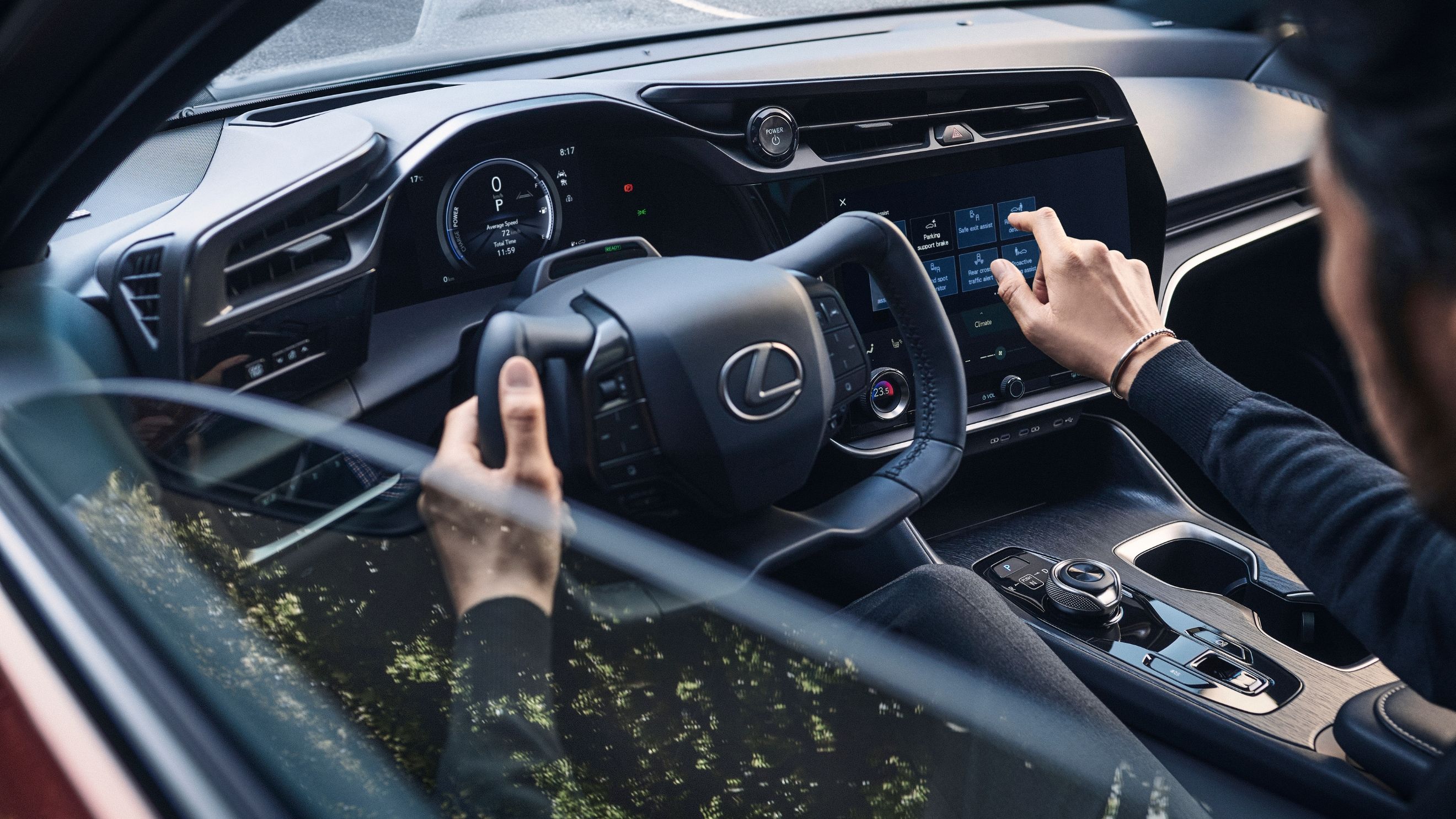 Interni della Lexus RZ con il sistema One Motion Grip, l’innovativo volante a cloche basato sulla tecnologia steer-by-wire che garantisce controllo e fluidità di guida senza precedenti. (Crediti: Lexus Italia) 