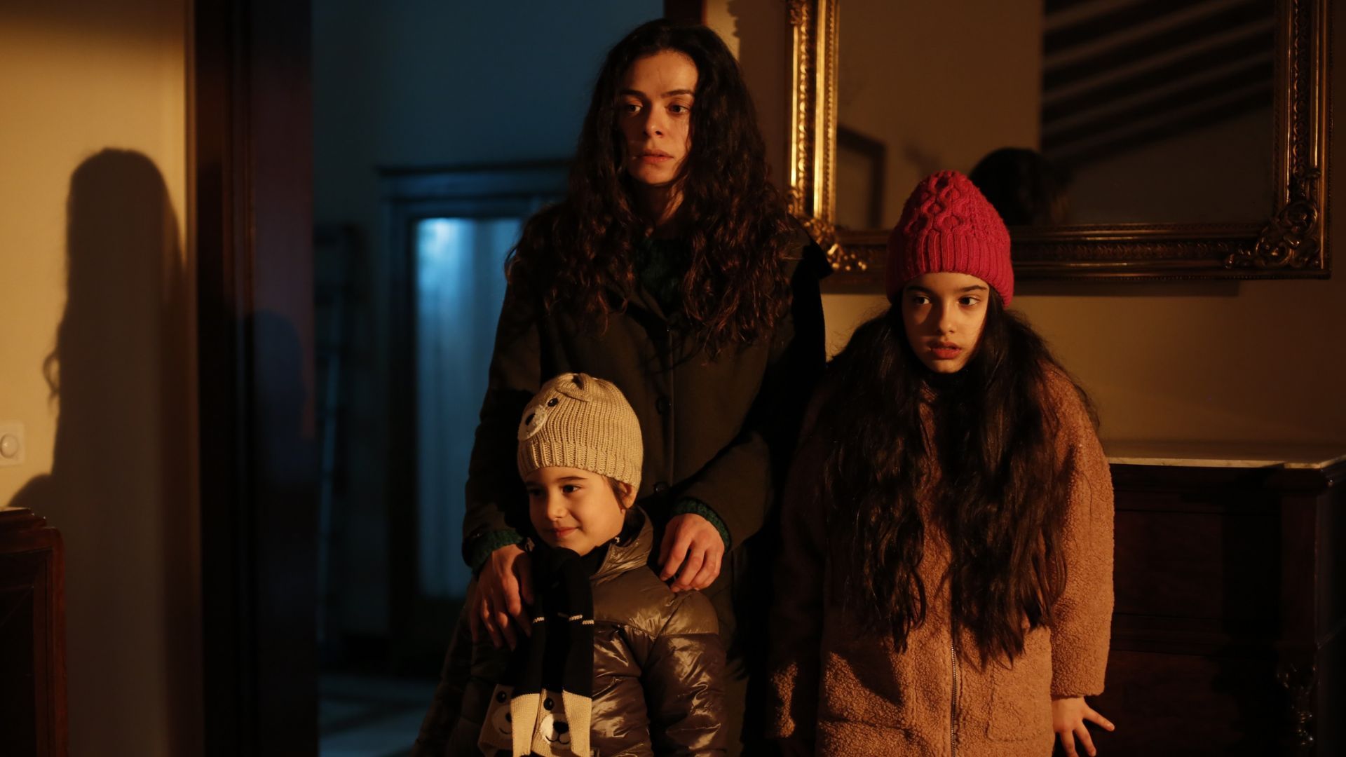 Ali Semi Sefil (Doruk Cesmeli), Ozge Ozpirincci (Bahar Cesmeli) e Kubra Suzgun (Nisan Cesmeli) in una scena de La forza di una donna 2