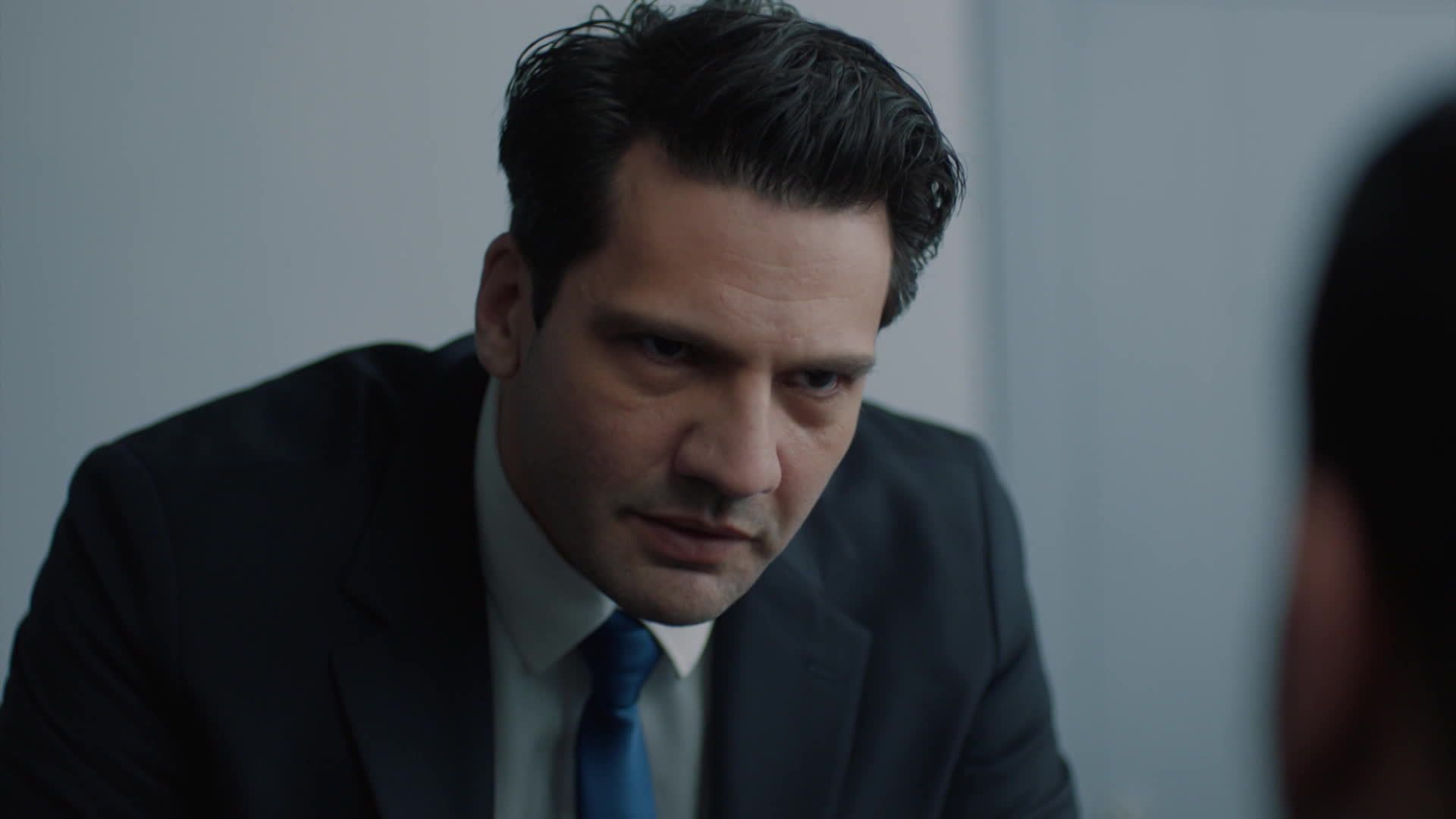 Ilgaz in una scena di Segreti di famiglia 3