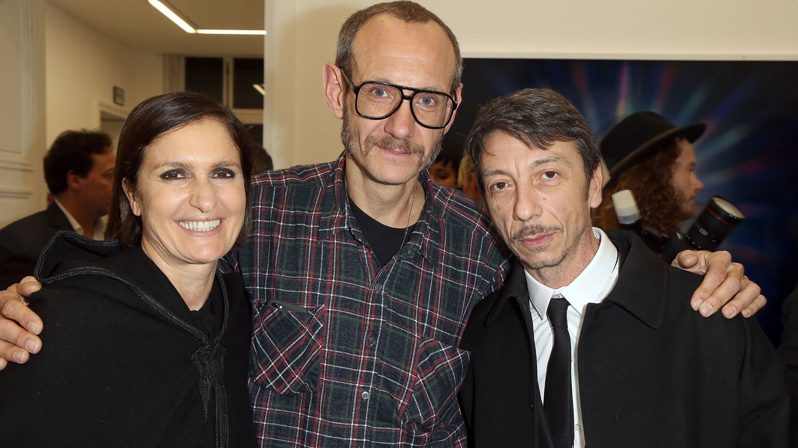 Pierpaolo Piccioli e Maria-Grazia Chiuri insieme al fotografo Terry in occasione dell’inaugurazione della mostra dedicata al fotografo a Le Galerie Perrotin di Parigi nel Marzo 2015. Credits: Getty Images

