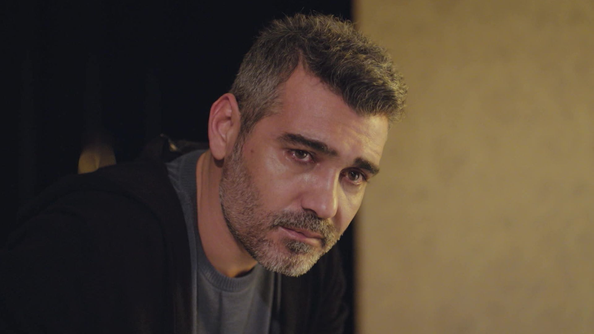 Caner Cindoruk (Sarp) in una scena de La forza di una donna 2