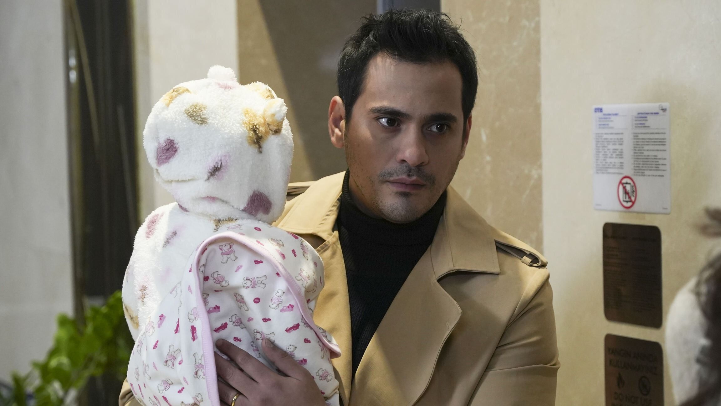 Tolga in una scena di Tradimento