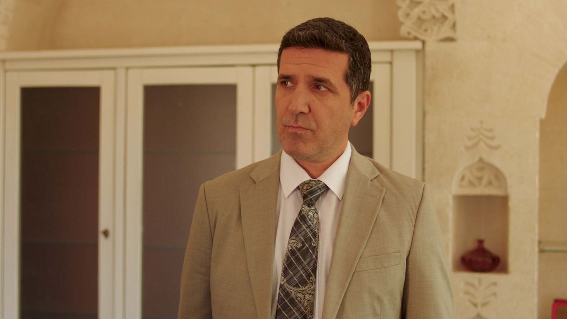 Baris Yalcin (Erol) in una scena di Far away