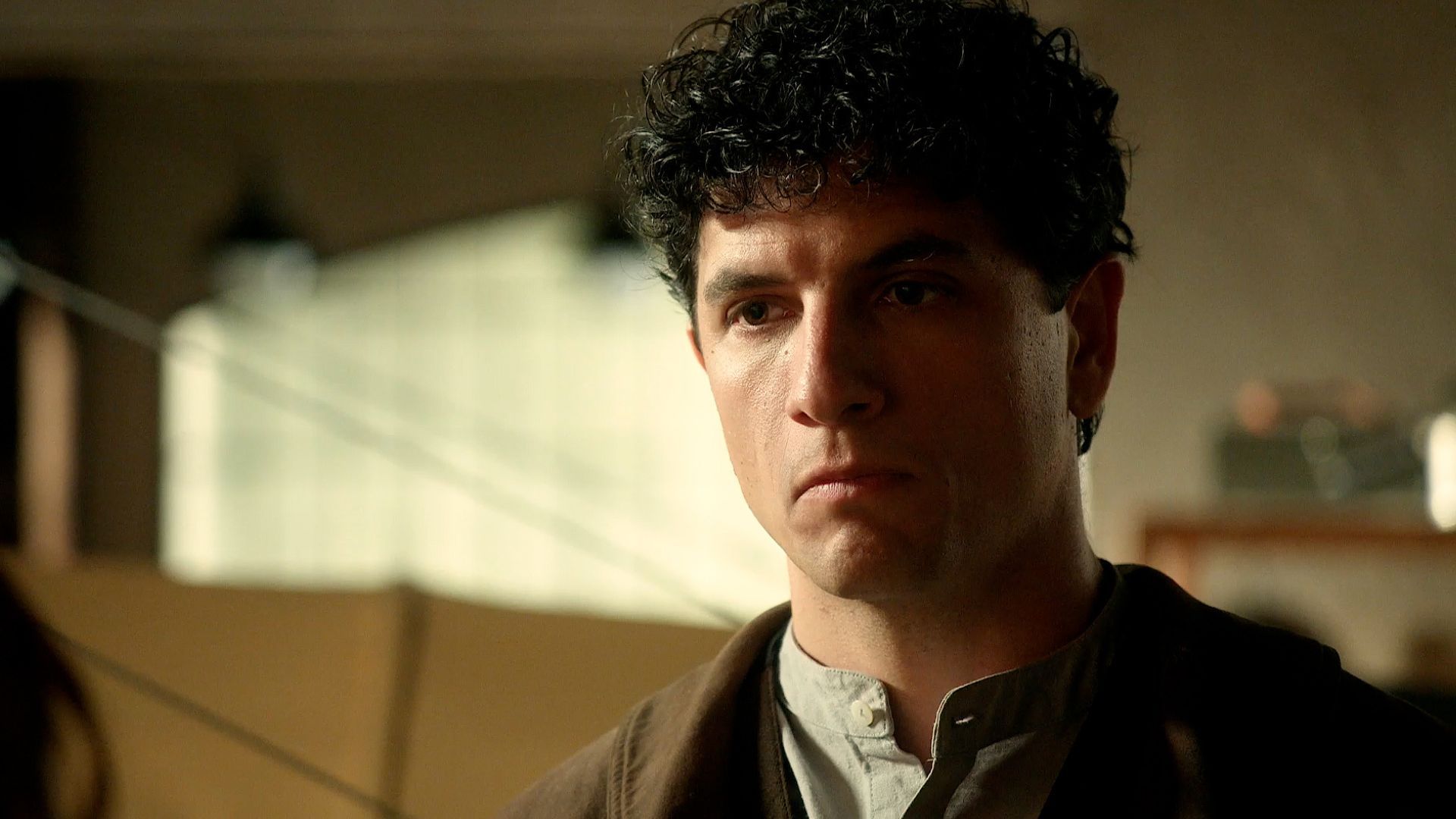 Alvaro Quintana (Tono) in una scena de La Promessa