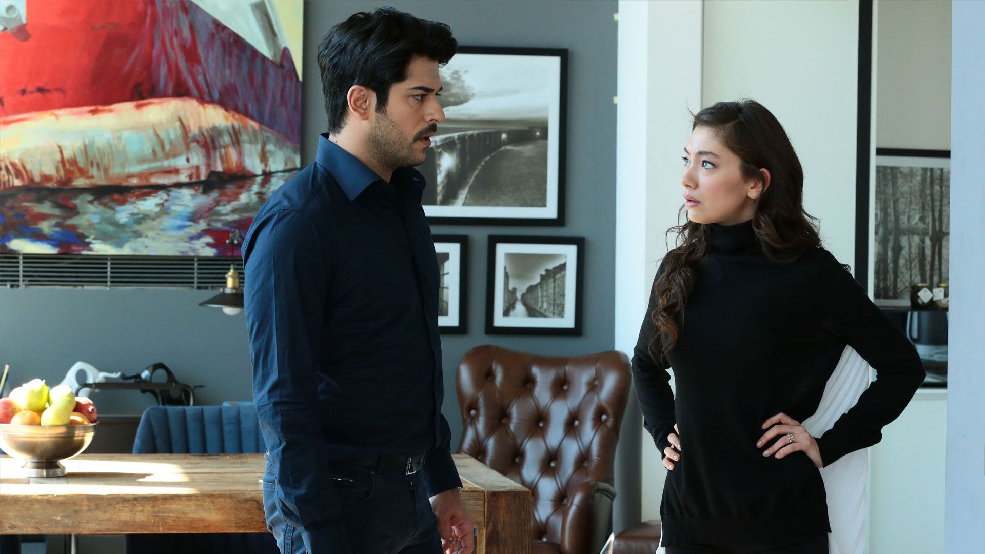 Neslihan Atagül (Nihan Sezin) e Burak Özçivit (Kemal Soydere) in una scena di Endless Love