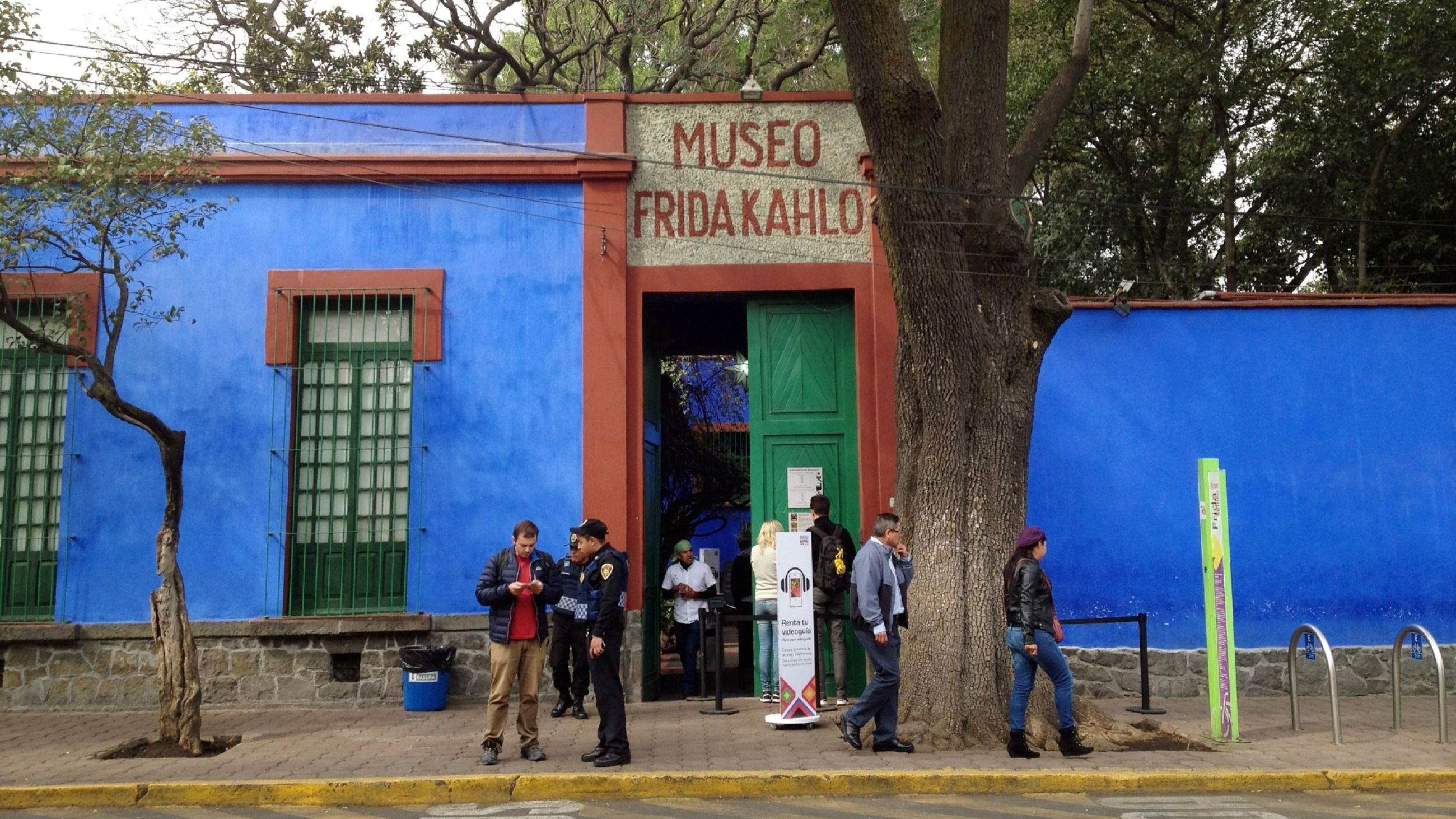 L'ingresso della Casa Azul (Casa Blu), luogo di nascita e morte della pittrice Frida Kahlo; oggi museo. Coyoacán, Città del Messico, Messico - Credits: Getty Images