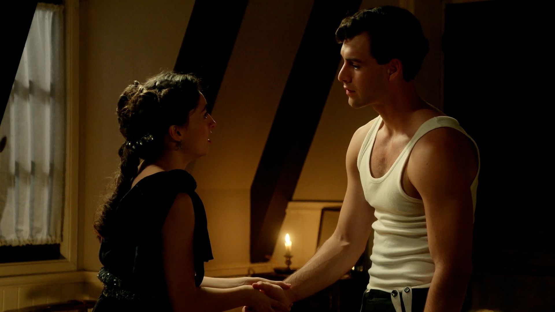 Xavi Lock (Curro) e Marta Costa (Angela) in una scena de La Promessa