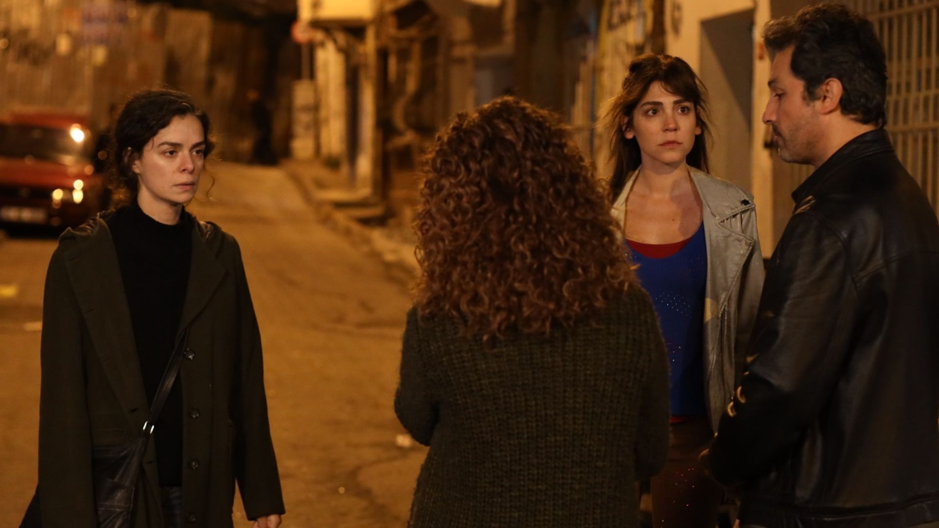 Ozge Ozpirincci (Bahar) e Gokce Eyuboglu (Ceyda) in una scena de La forza di una donna 3