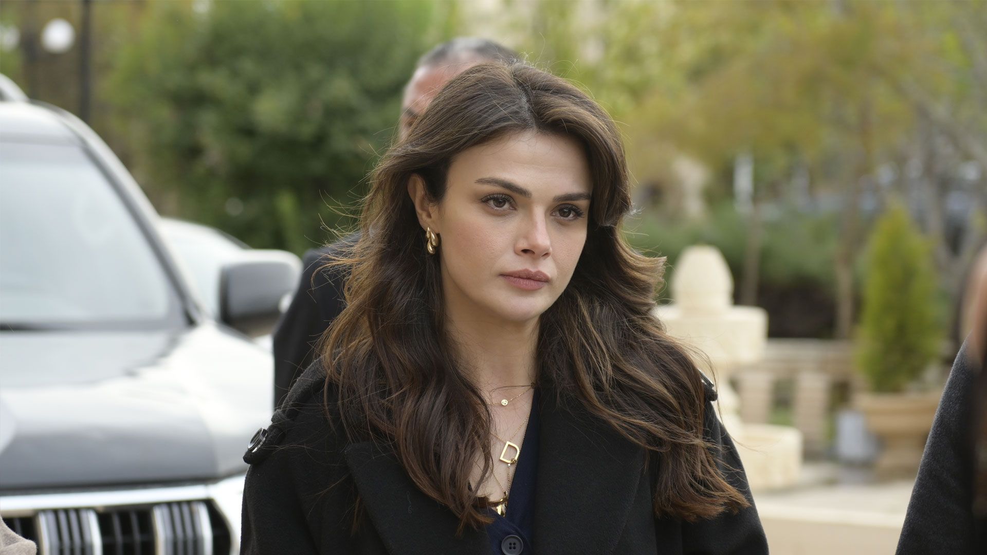 Sinem Ünsal (Alya) in una scena di Far away