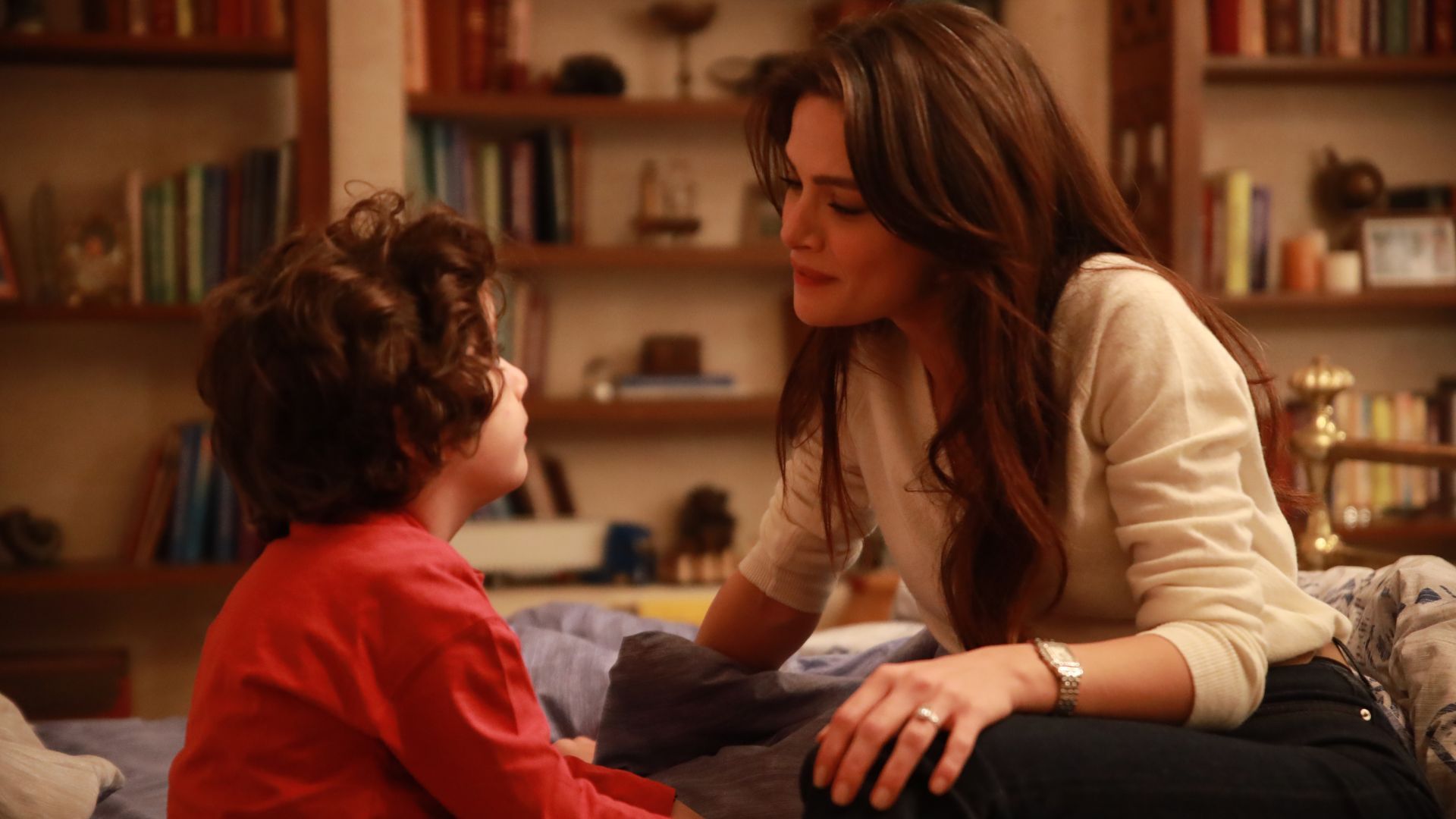 Sinem Unsal (Alya) in una scena di Far away