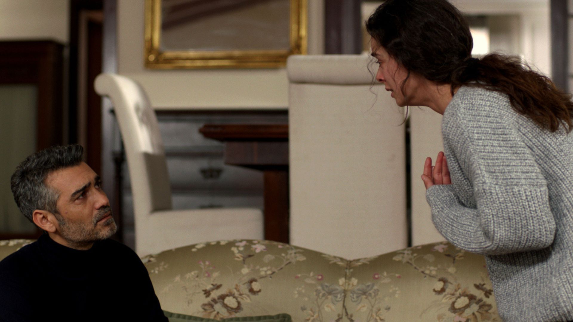 Caner Cindoruk (Sarp) e Ozge Ozpirincci (Bahar) in La forza di una donna