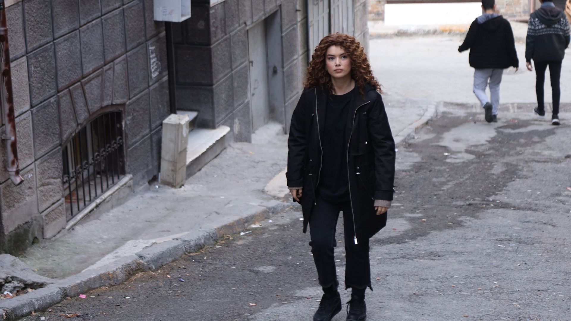 Seray Kaya (Sirin Sarikadi) in una scena de La Forza di una donna