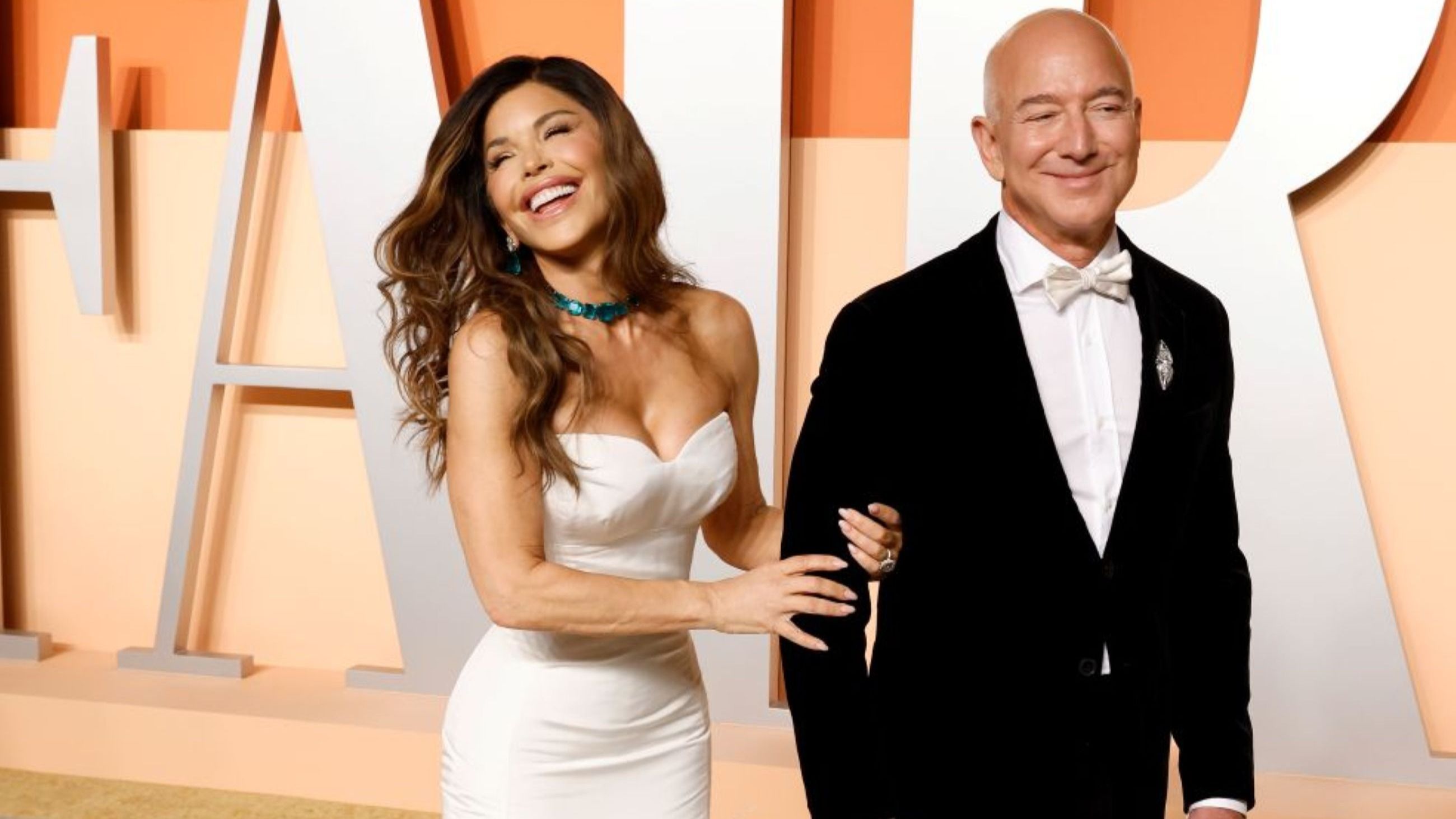 Jeff Bezos e Lauren Sánchez alla festa di "Vanity Oscar" per gli Oscar 2025, a Los Angeles
Credit: Getty Images