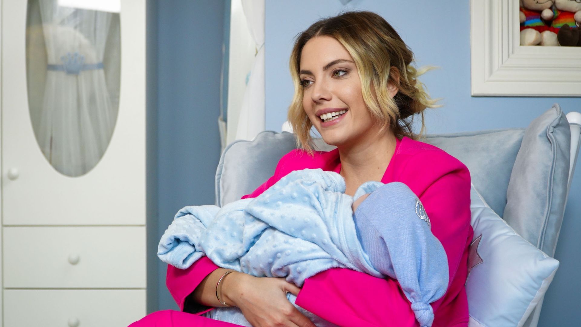 Eda Ece (Yildiz) in una scena di Forbidden Fruit 3