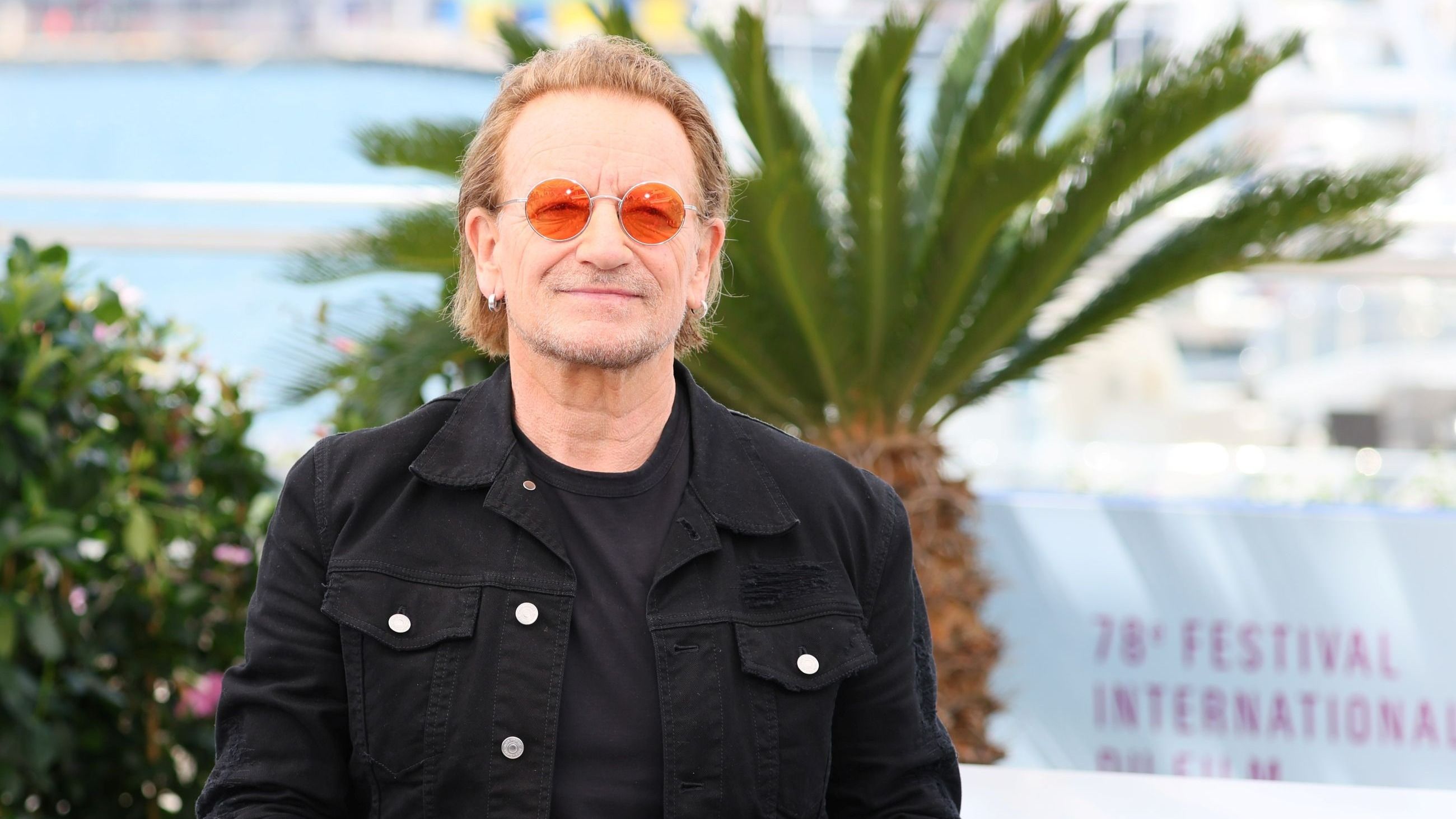Bono posa durante il photocall di "Bono: Stories Of Surrender" alla 78ª edizione del Festival di Cannes al Palais des Festivals il 17 maggio 2025 a Cannes, Francia - Credits: Getty Images 