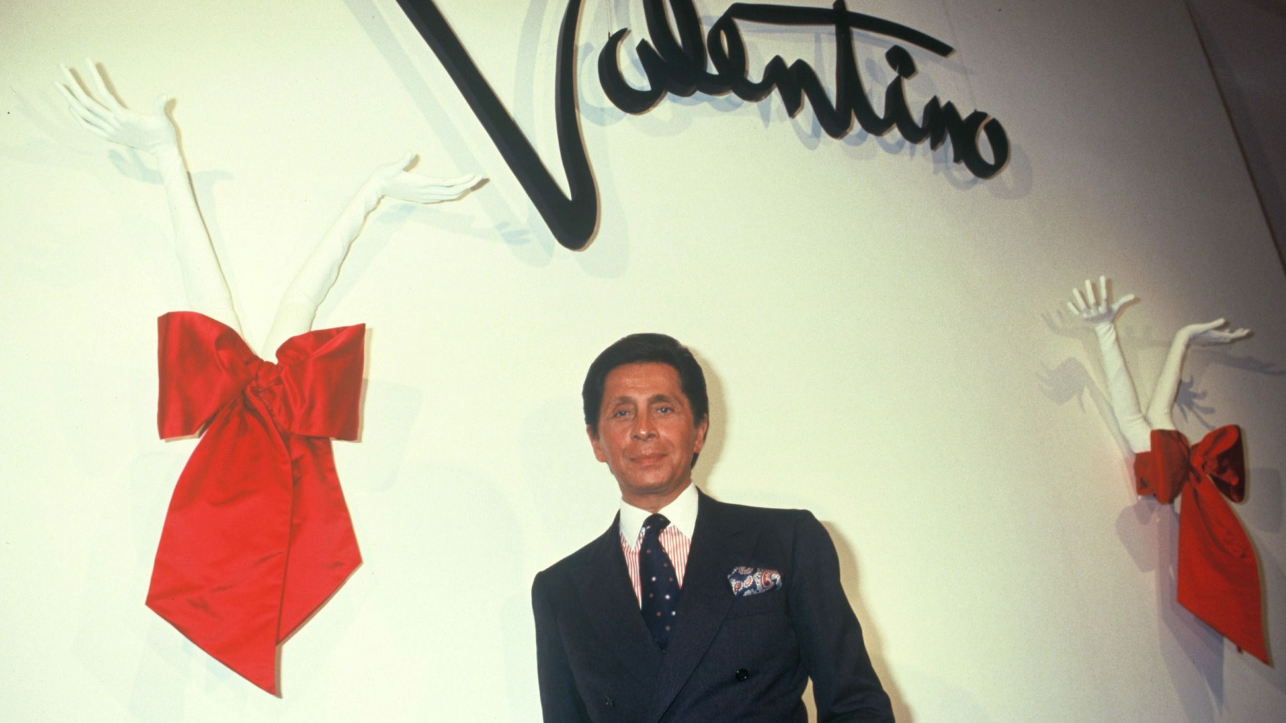 Valentino Garavani posa per i suoi 30 anni di carriera, 1991 - Credits Getty images