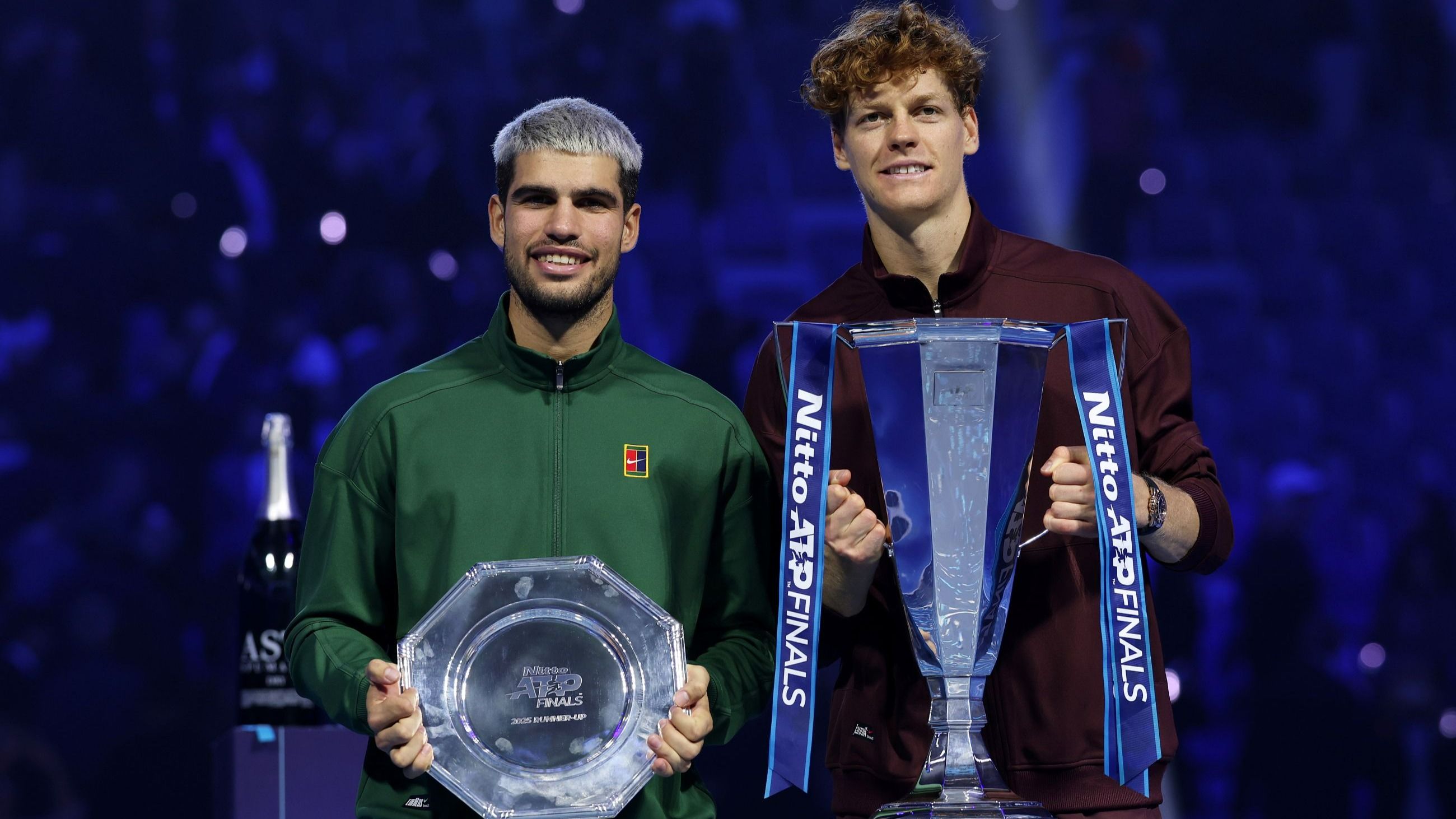 Il vincitore Jannik Sinner posa per una foto con il secondo classificato Carlos Alcaraz dopo la finale maschile di singolare dell'ottavo giorno delle Nitto ATP Finals 2025 presso l'Inalpi Arena il 16 novembre 2025 a Torino - Credits: Getty Images
